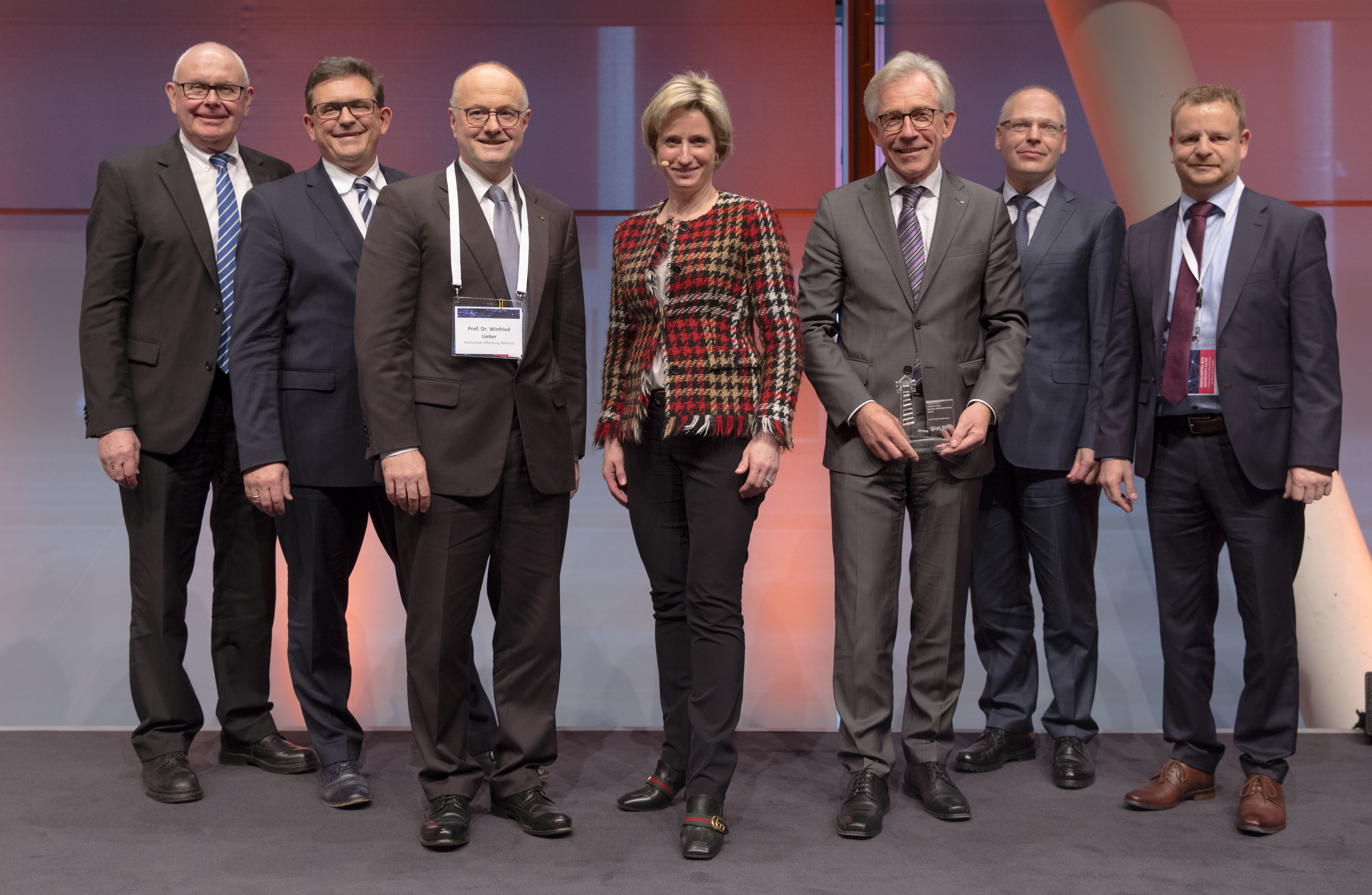 Die Vertreter des "DIGI HUB" Südbaden zusammen mit Wirtschaftsministerin Dr. Nicole Hoffmeister-Kraut nach der Prämierung
