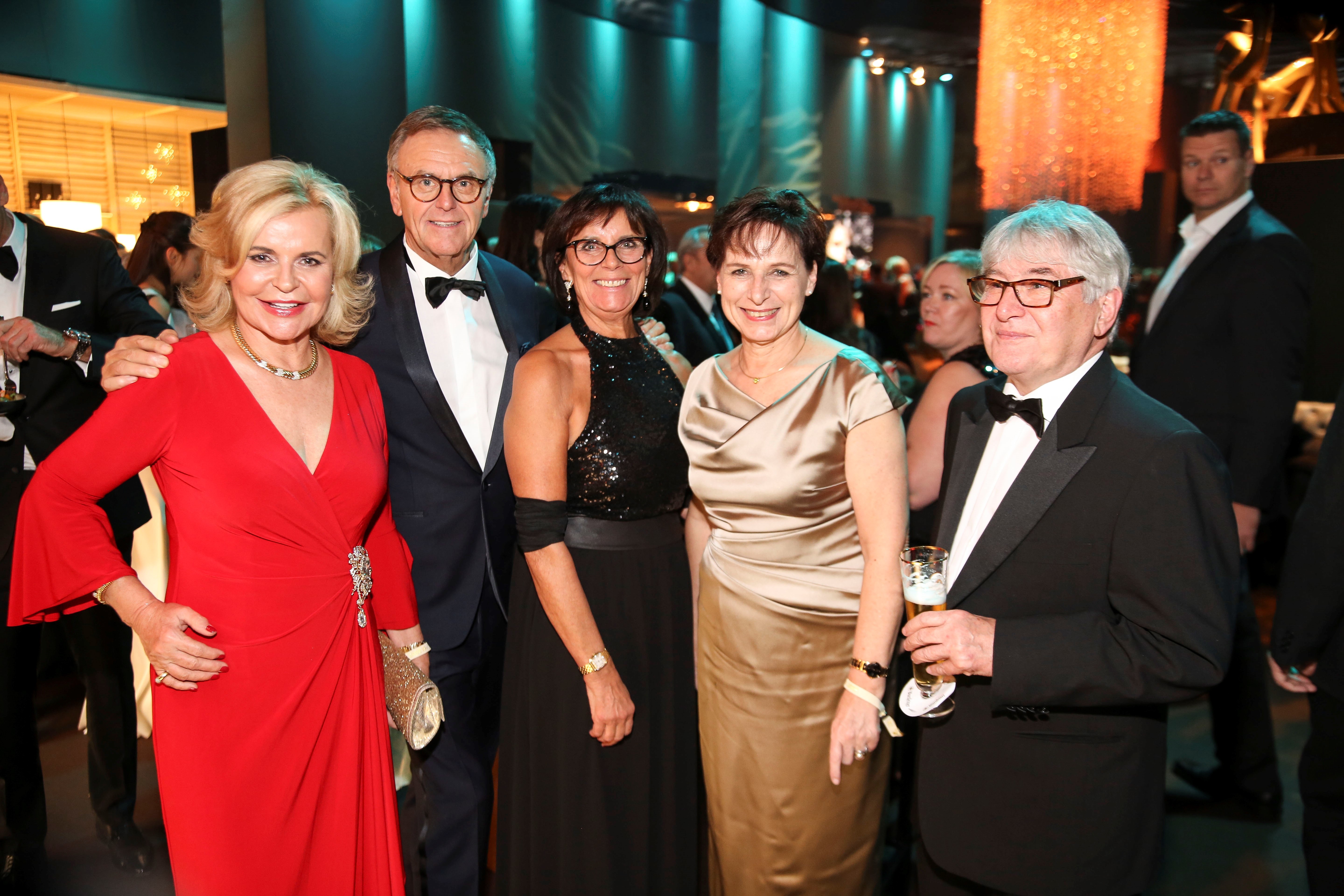 Tessy Pavelková (v. l.) mit Europapark-Chef Roland Mack und seine Ehefrau Marianne, Offenburgs OB Edith Schreiner und Ehemann Dr. Bernhard Schreiner in Berlin bei der Bambi-Verleihung.