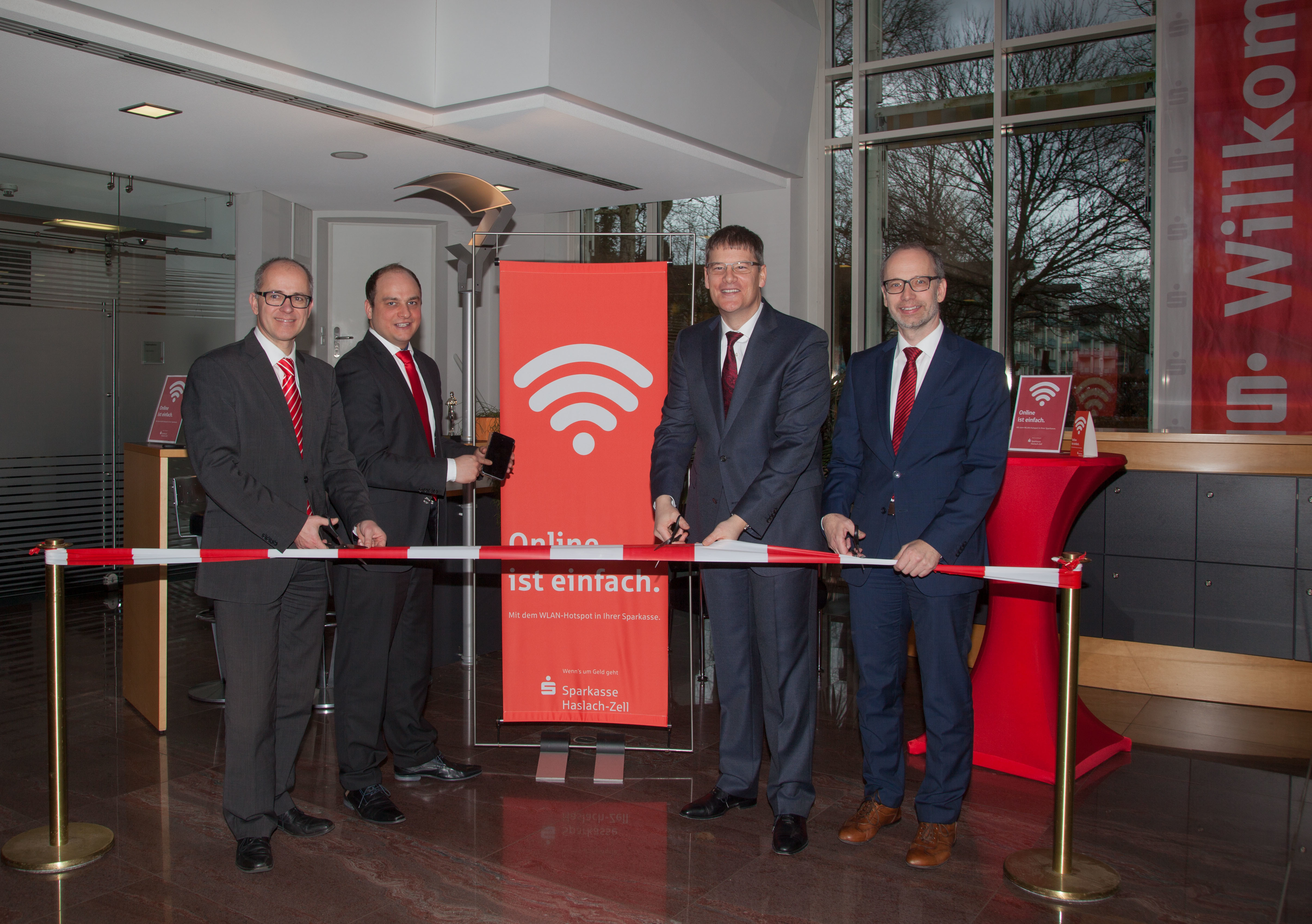 Den kostenlosen WLAN-Hotspot präsentieren: Jürgen Schmieder, Regionalleiter Zell und Umgebung, (v.l.) Michael Hirt, Bereichsleiter Privatkunden, Vorstandsvorsitzender Bernd Jacobs und Hans-Jürgen Neumaier, Abteilungsleiter Organisation