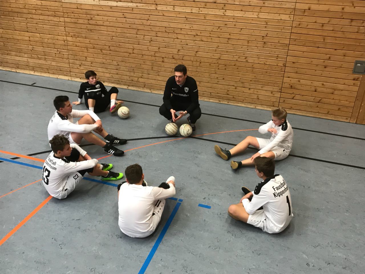Trainer Michael Leuthner gibt letzte taktische Instruktionen bei der Westdeutschen Meisterschaft.