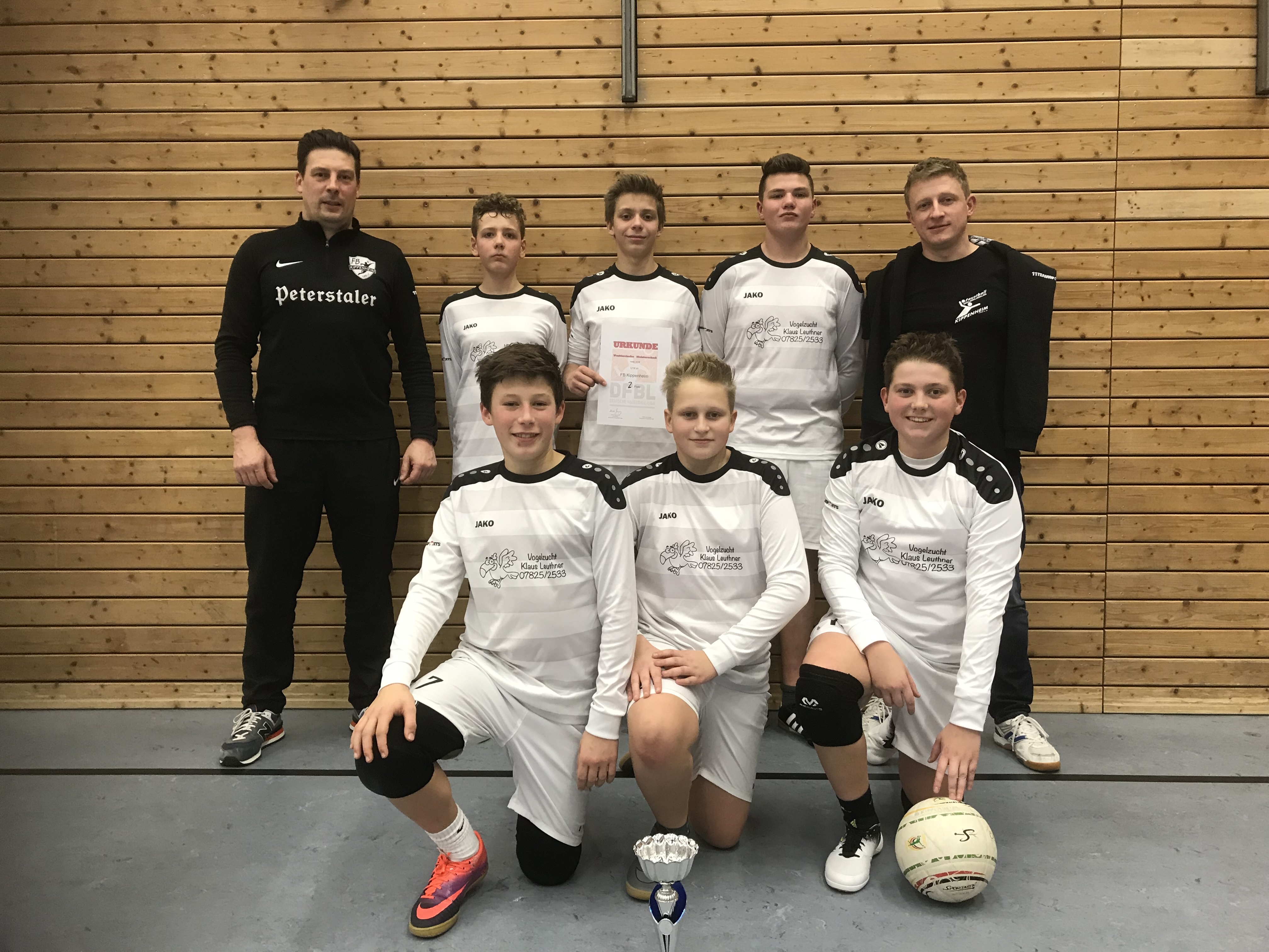 Die erfolgreichen Kippenheimer Faustballer. Hinten von links: Trainer Michael Leuthner, Elias Kruschka, Bastian Heinrich, Luca Blank, Trainer Thomas Gehrlein; vorne von links: Nick Leuthner, Johannes Gehrlein, Nils Jedele.