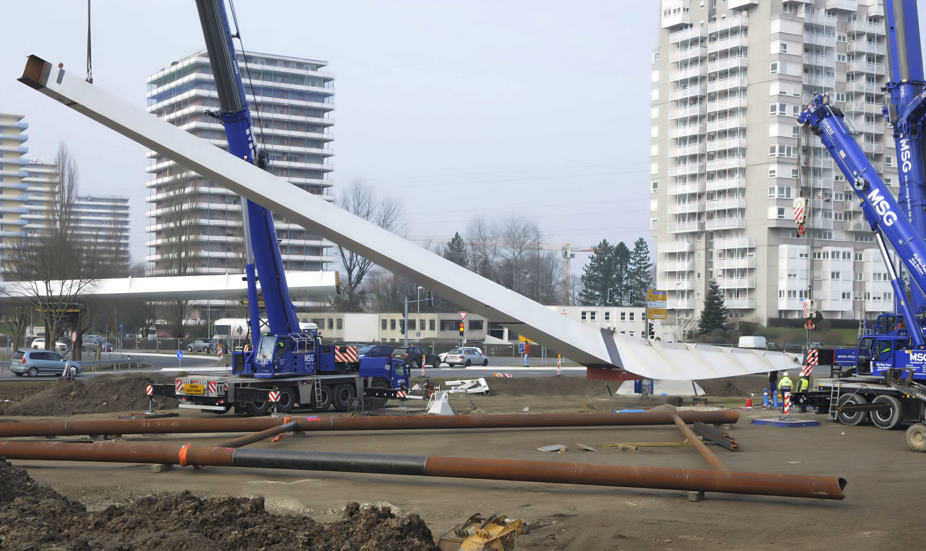 Am Donnerstag ging es endlich weiter auf der Brückenbaustelle: der Pylon, an dem die noch fehlenden Teile aufgehängt werden, wurde aufgestellt.