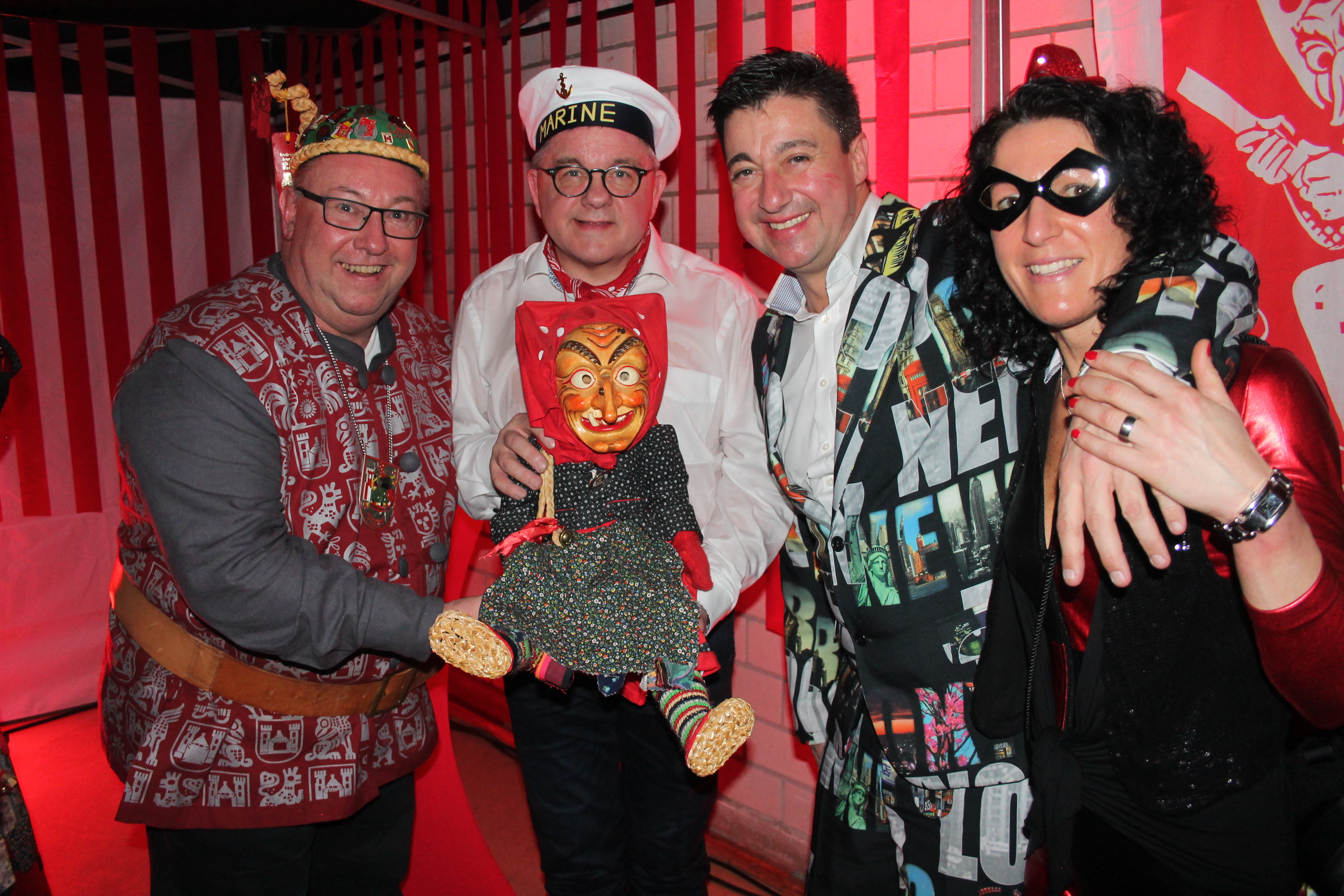 Ein unvergesslicher Hexenball für Guller-Gewinnerin Nicole Storz, hier mit Ehrenzunftmeister Uwe Schreiner (v. l.) Stempel-Opfer Minister Guido Wolf und DJ Frank Dickerhoff.