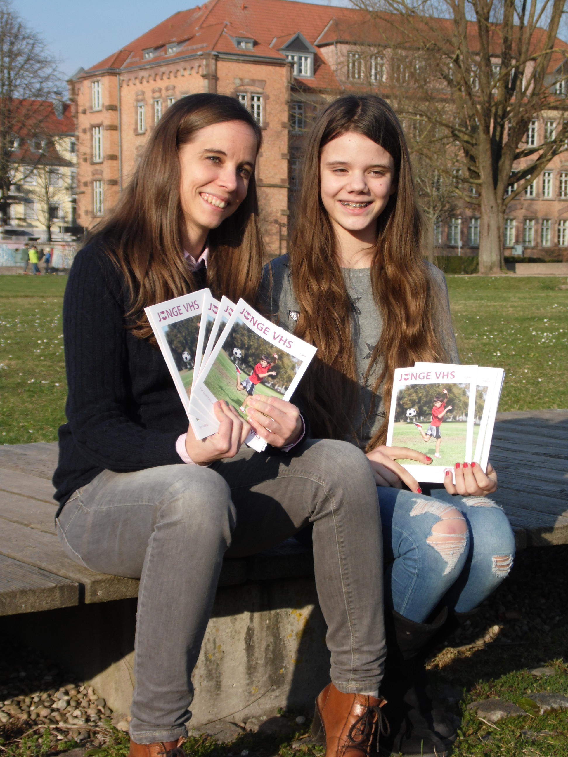 Franziska Spraul und Hannah Armbruster arbeiten an der "Jungen VHS" mit.