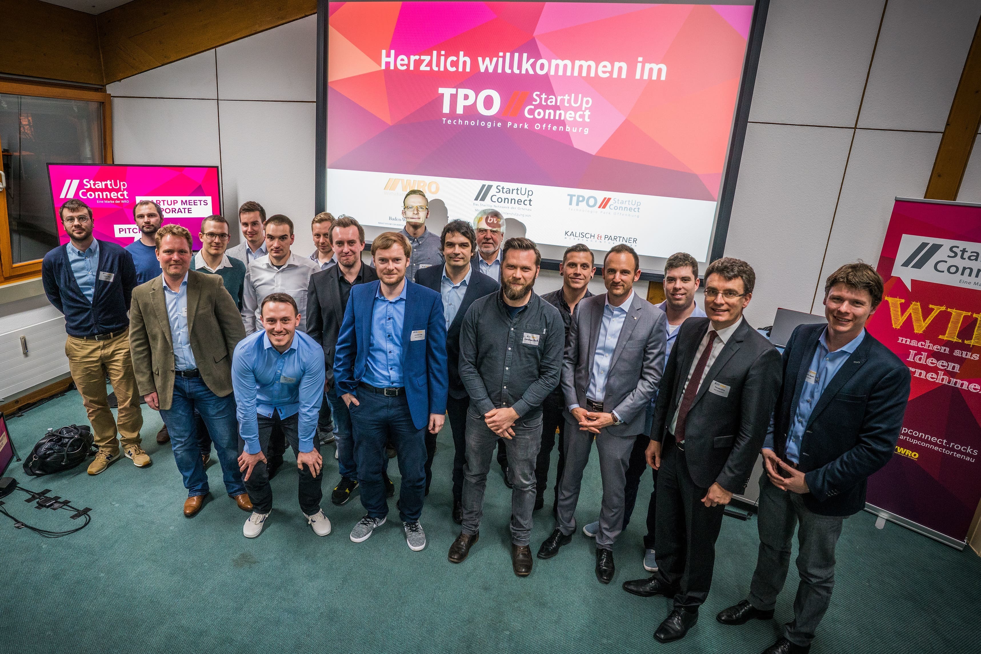 Pitch-Teilnehmer mit WRO-Geschäftsführer Dominik Fehringer, WRO-Aufsichtsratsvorsitzendem Thorsten Erny und "startUp.connect"-Bereichsleiter Florian Appel