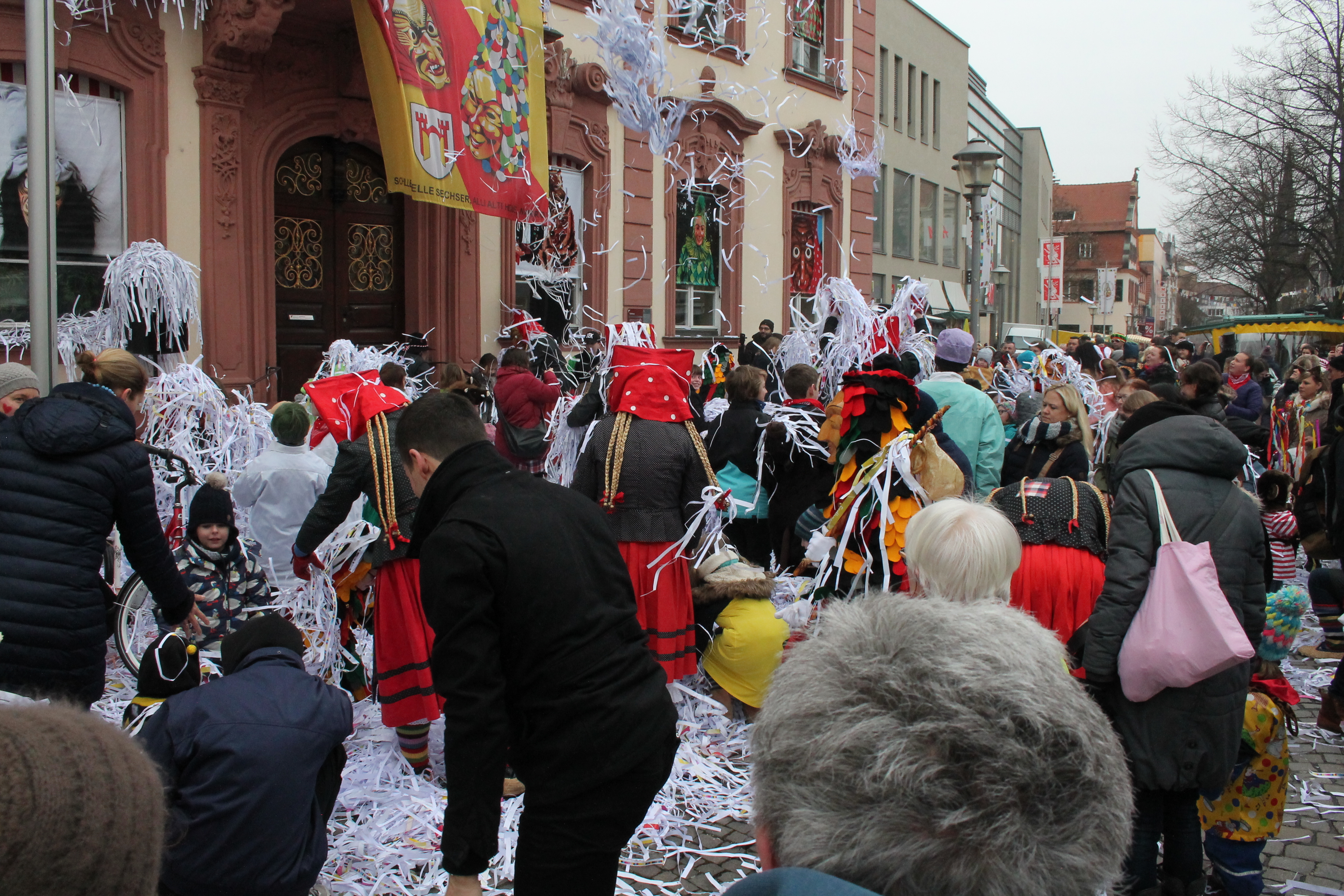 Traditionell jede Menge Spaß bei der Papierschlacht
