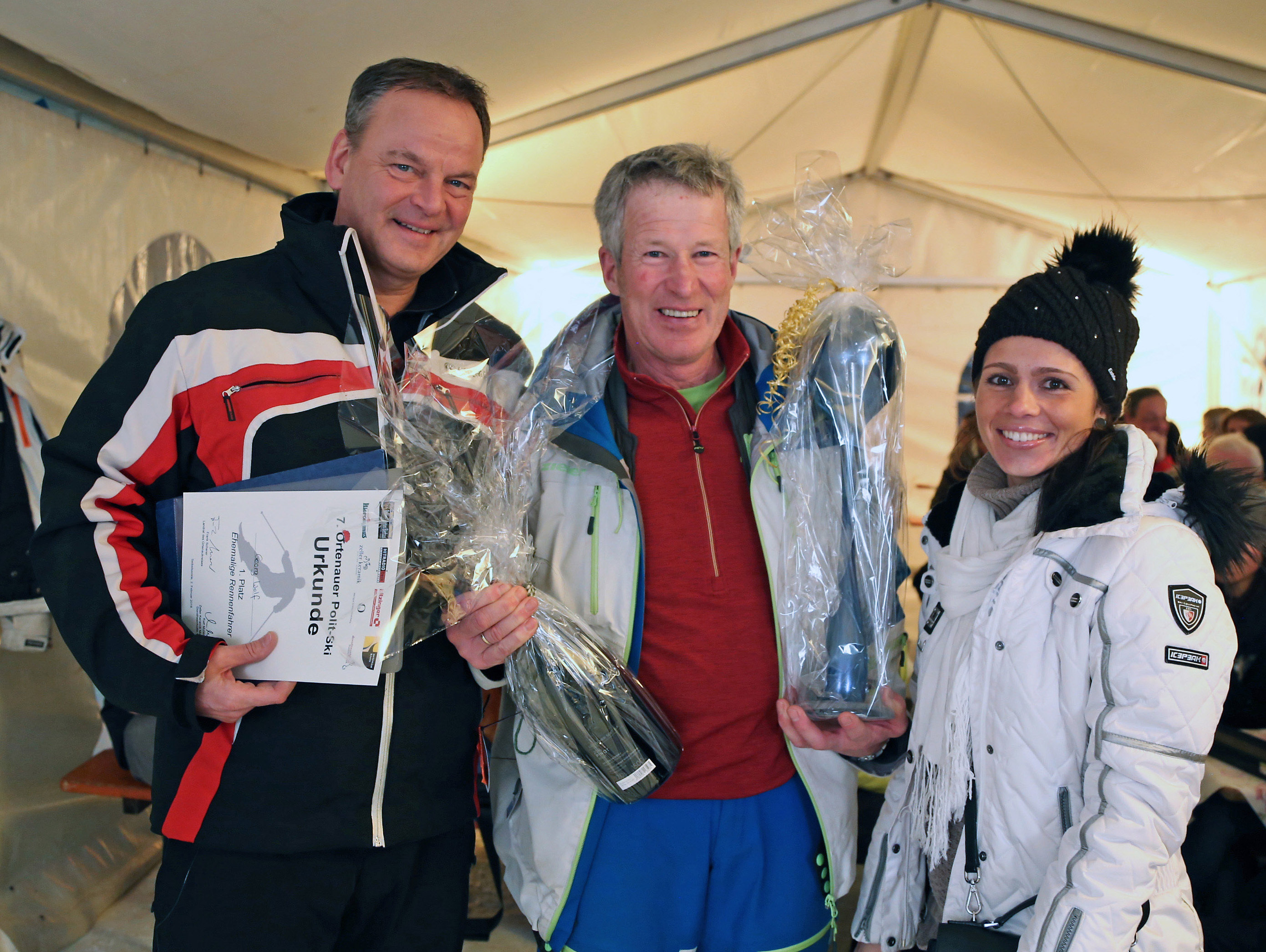 Landrat Frank Scherer (l.) überreichte dem Gewinner Georg Wolf gemeinsam mit Marina Lanzillotti vom Landratsamt Ortenaukreis einen Glaspokal der Zeller Keramik und eine Magnum-Flasche Sekt vom Weingut Schloss Ortenberg.