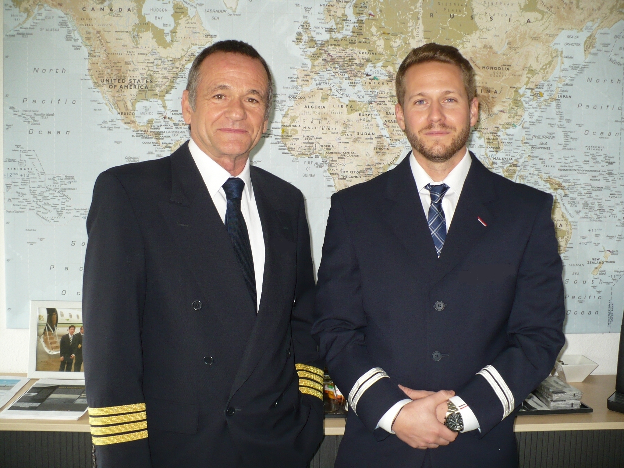 Sind weltweit über den Wolken unterwegs: Michael Erath (l). und Sohn Kevin.