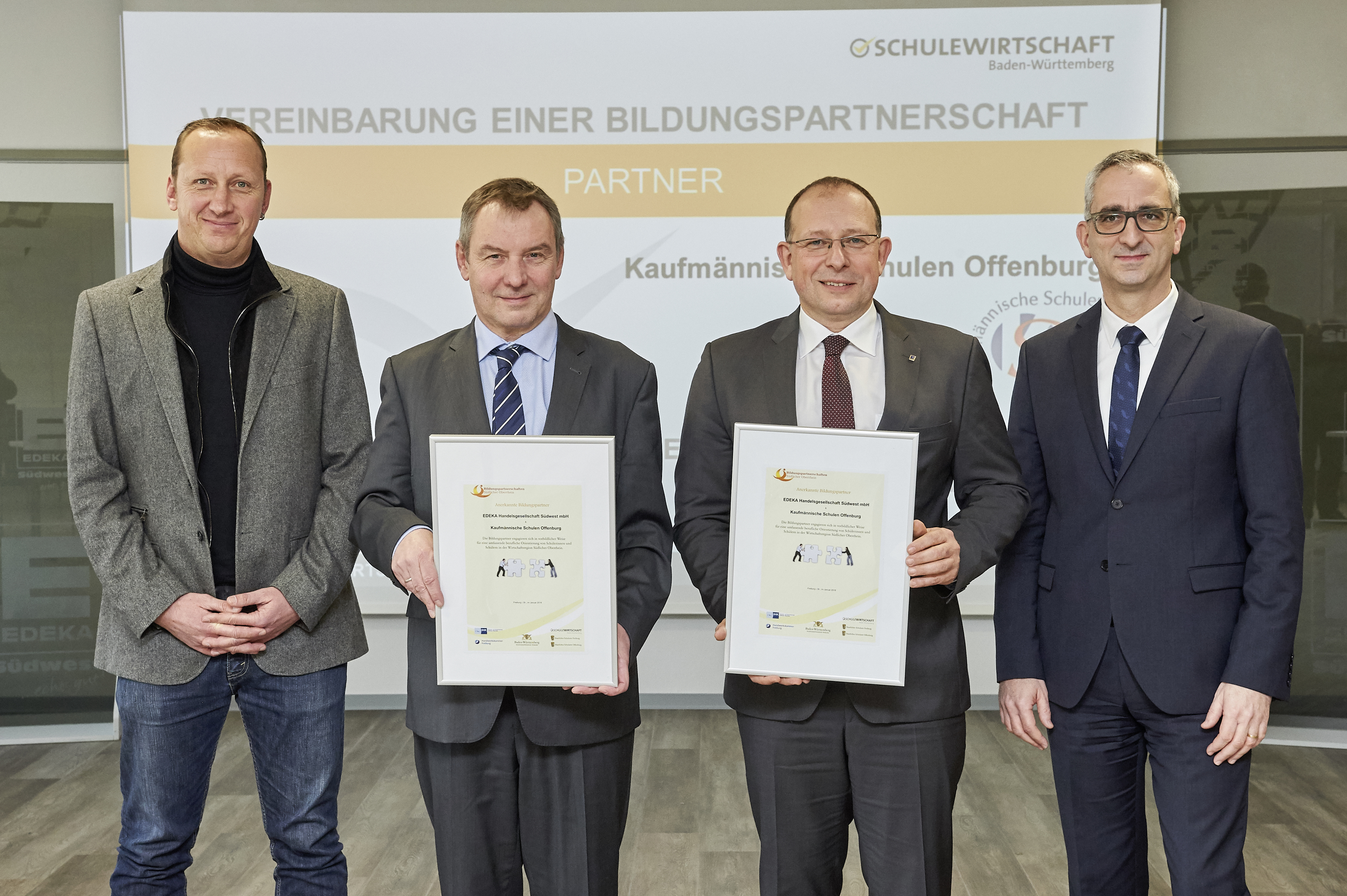 Alexander Kuschel und Thomas Rahner (beide Kaufmännische Schulen, v. l.) sowie Rainer Huber und Torsten Geiler (beide Edeka Südwest) besiegeln die Partnerschaft.