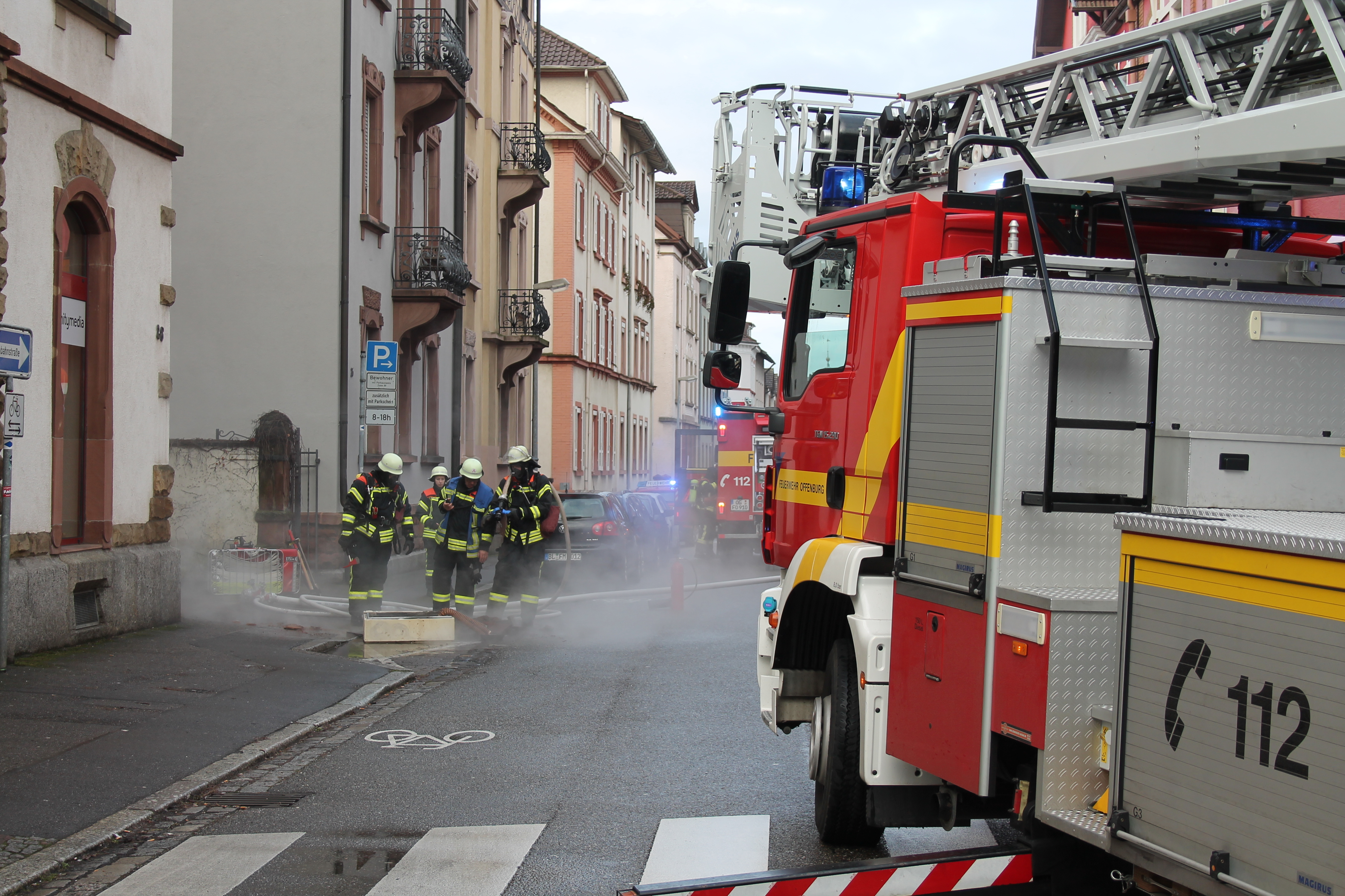 Die Flammen hat die Feuerwehr auf der Zeller Straße endgültig gelöscht.