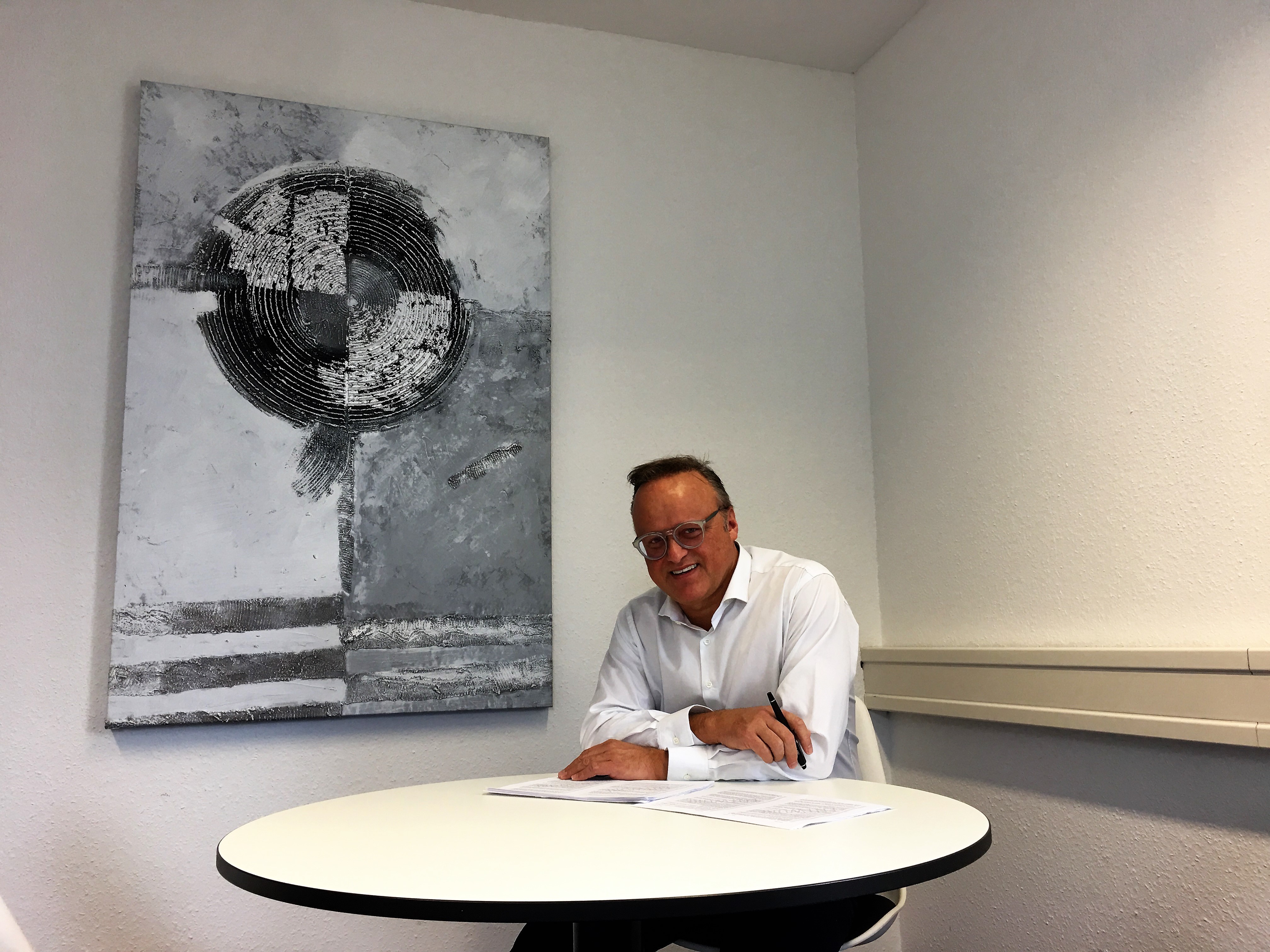 Im Blickpunkt: Karl-Rainer Kopf bei der Lektüre des Koalitionsvertrags