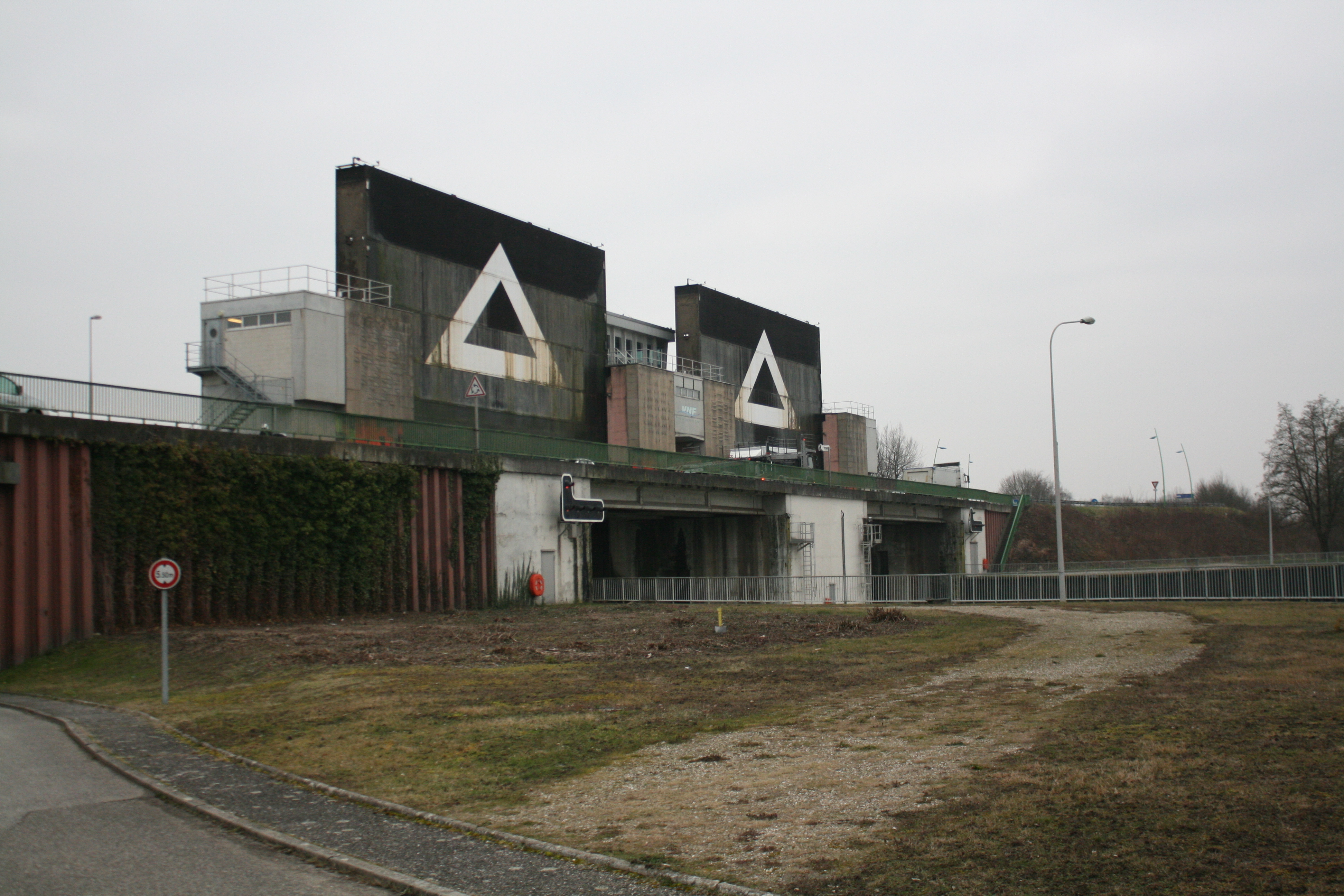 Die Brücken über die Schleusenanlage bei Gambsheim werden zwischen Juni und August abgerissen und neu gebaut.