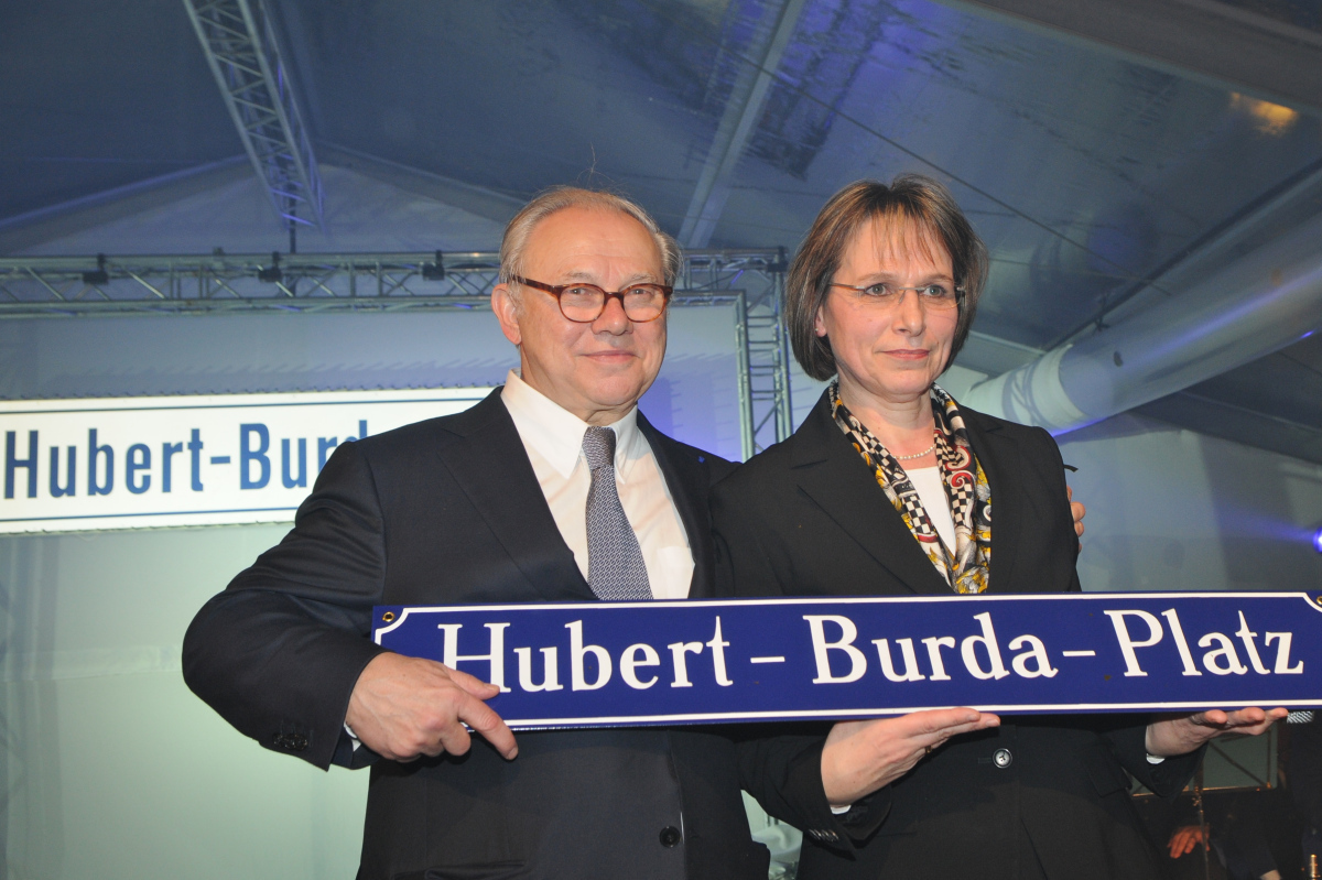 Zum 70. Geburtstag erhielt Hubert Burda durch Oberbürgermeisterin Edith Schreiner 2010 einen nach ihm benannten Platz, die Ehrenbürgerwürde Offenburgs wurde ihm bereits im Jahr 2000 verliehen.