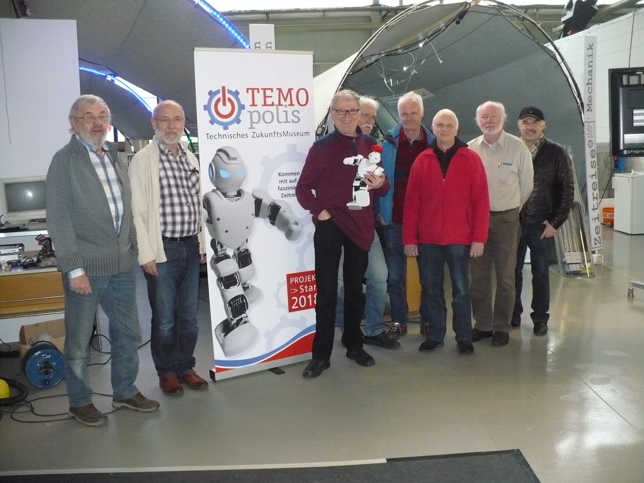 Die Aktiven im Endspurt (v. l.): Heinz Wielage, Armin Obrecht, Frank Leonhardt mit Roboter "Brunhilde", Hans-Peter Schemitz, Joachim Schröter, Reinhard Braun, Franz Mattes und Werner Gmeiner