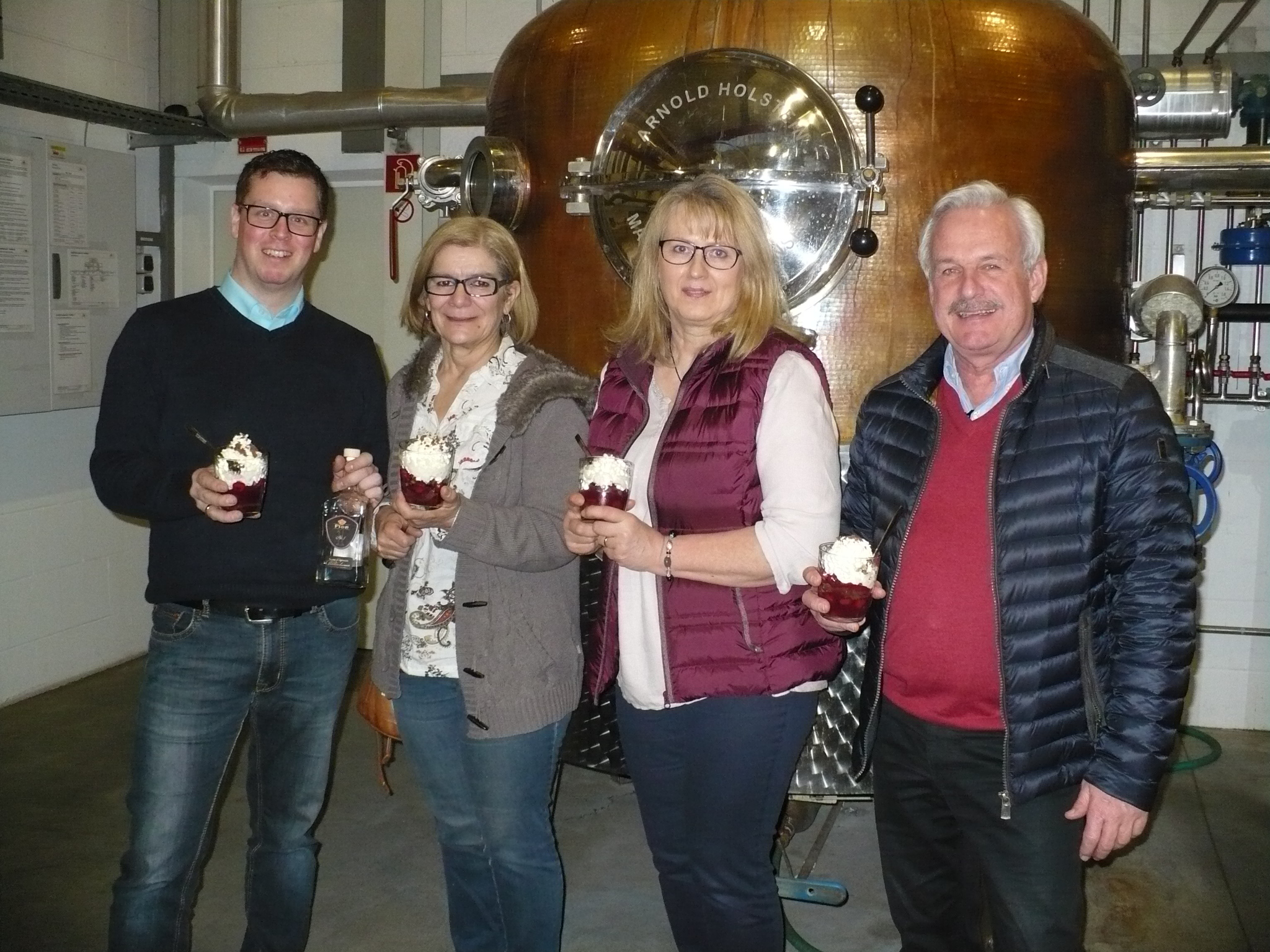 Vor einem der Brennkessel gab es für alle Schwarzwälder Kirschtorte im Glas mit einem Wildkirschwasser Nr. 1 des Hauses: Michael Knödler (Brennerei Fies), Gewinnerin Beate Basler, Begleiterin Andrea Rösch und Geschäftsführer Heinz-Peter Fies (v. l.).