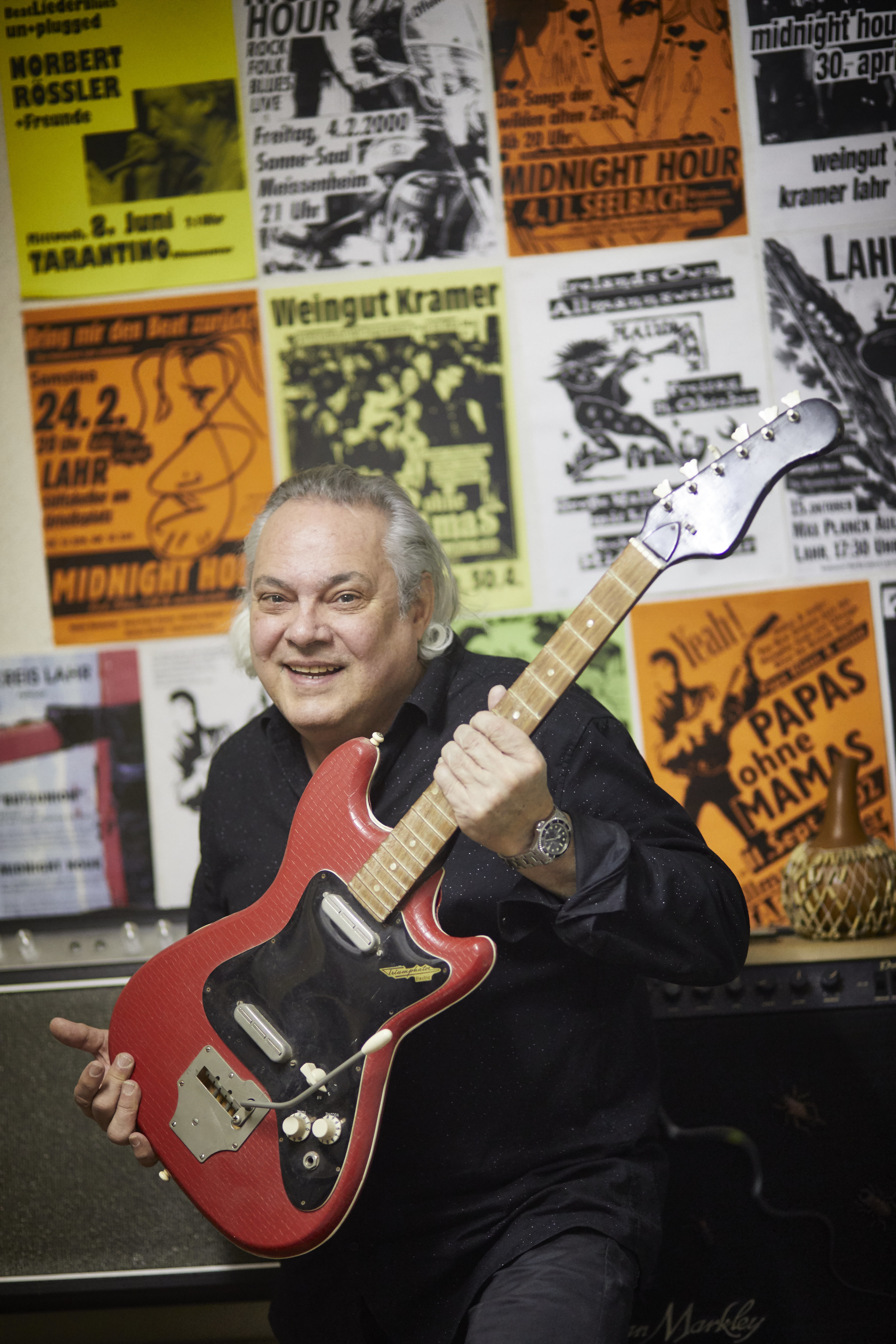 Es bleiben die Erinnerungen: Jo Neckermann rockt ein letztes Mal die Bühne, hier mit seiner ersten E-Gitarre "Triumphator".