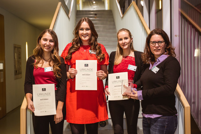 Isabel Obleser (r.) bei der Preisübergabe zum besten Konzept | Foto: Hochschule Offenburg/Timo Erlewein