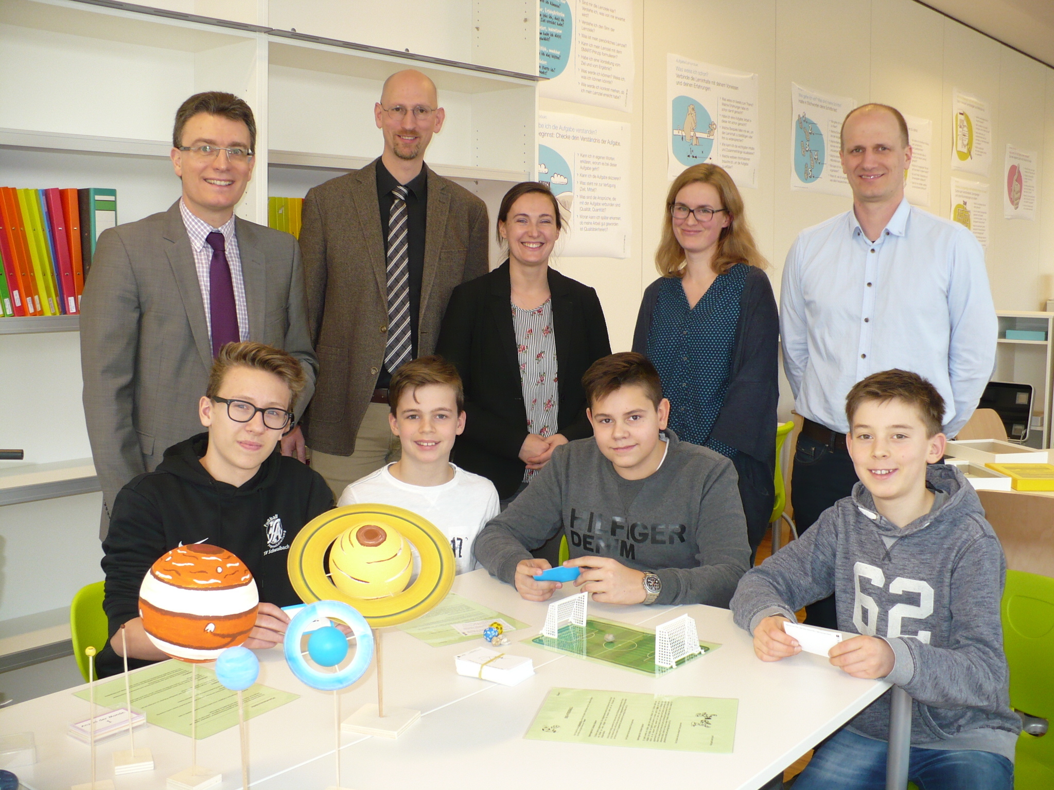 Schüler aus der Klasse 7c des MSG (vorne) haben die Lernkiste mit dem Planetensystem entdeckt, hinten v. l.: Thorsten Erny, Stefan Feld, Jasna Schultheiß, Nicole Stäheli und Aiko Schuhmann