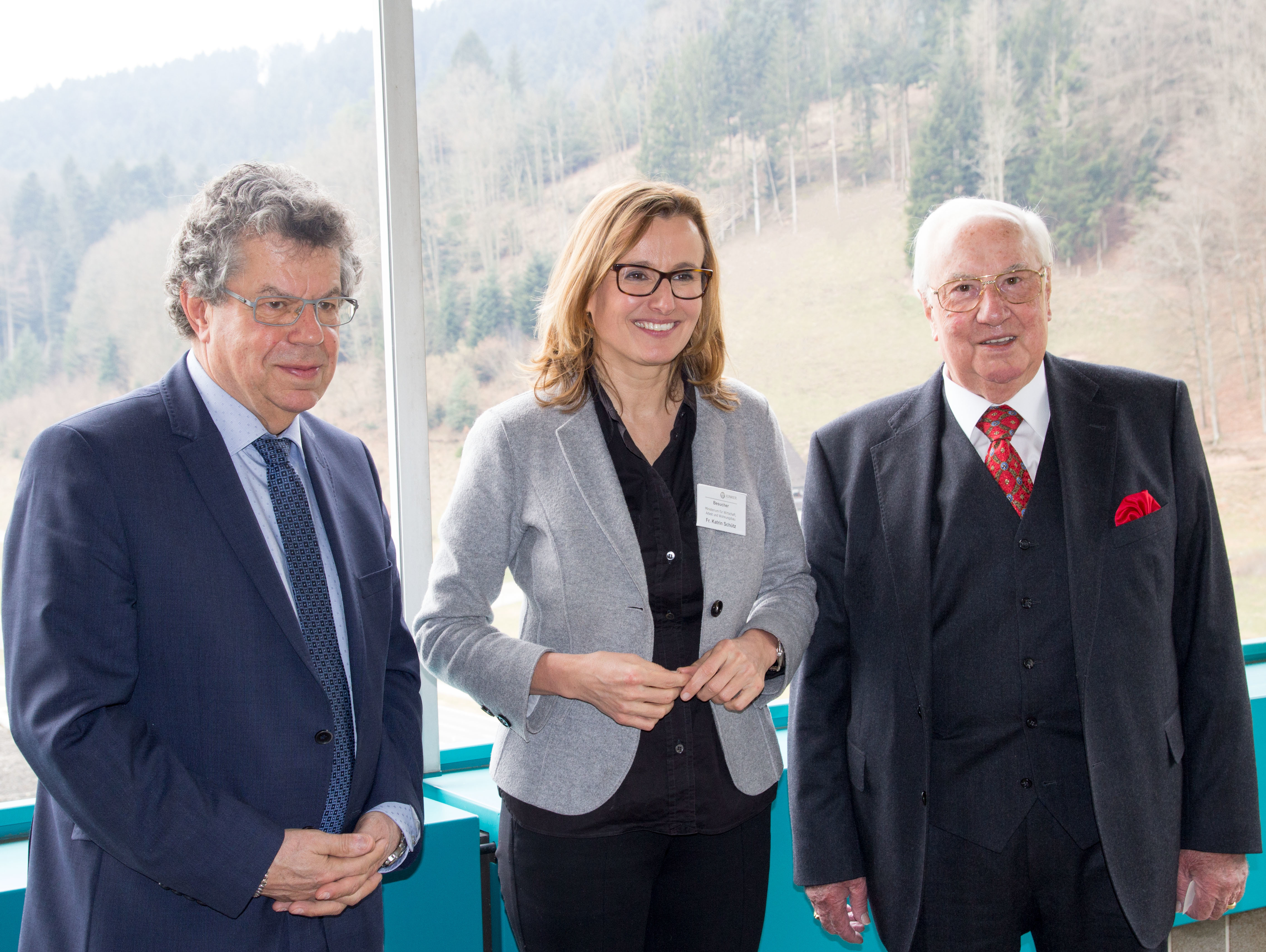 Katrin Schütz, Staatssekretärin im Wirtschaftsministerium Baden- Württemberg (Mitte) mit Unternehmensgründer und Inhaber Erwin Junker (rechts) und CEO Rochus Mayer.