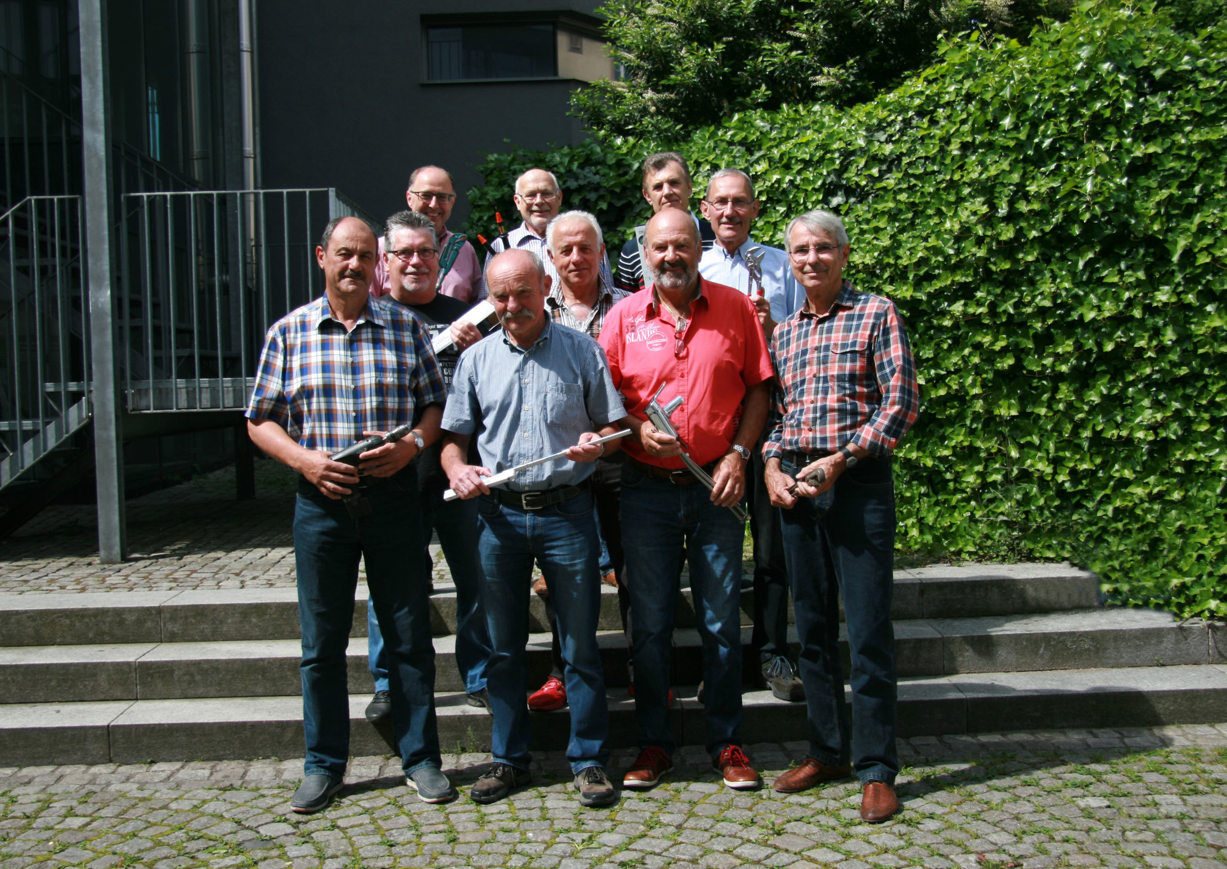 Helfer bei kleinen Schäden: das Team der Seniorenwerkstatt mit Projektleiter Roland Balz (vorne, zweiter von links)