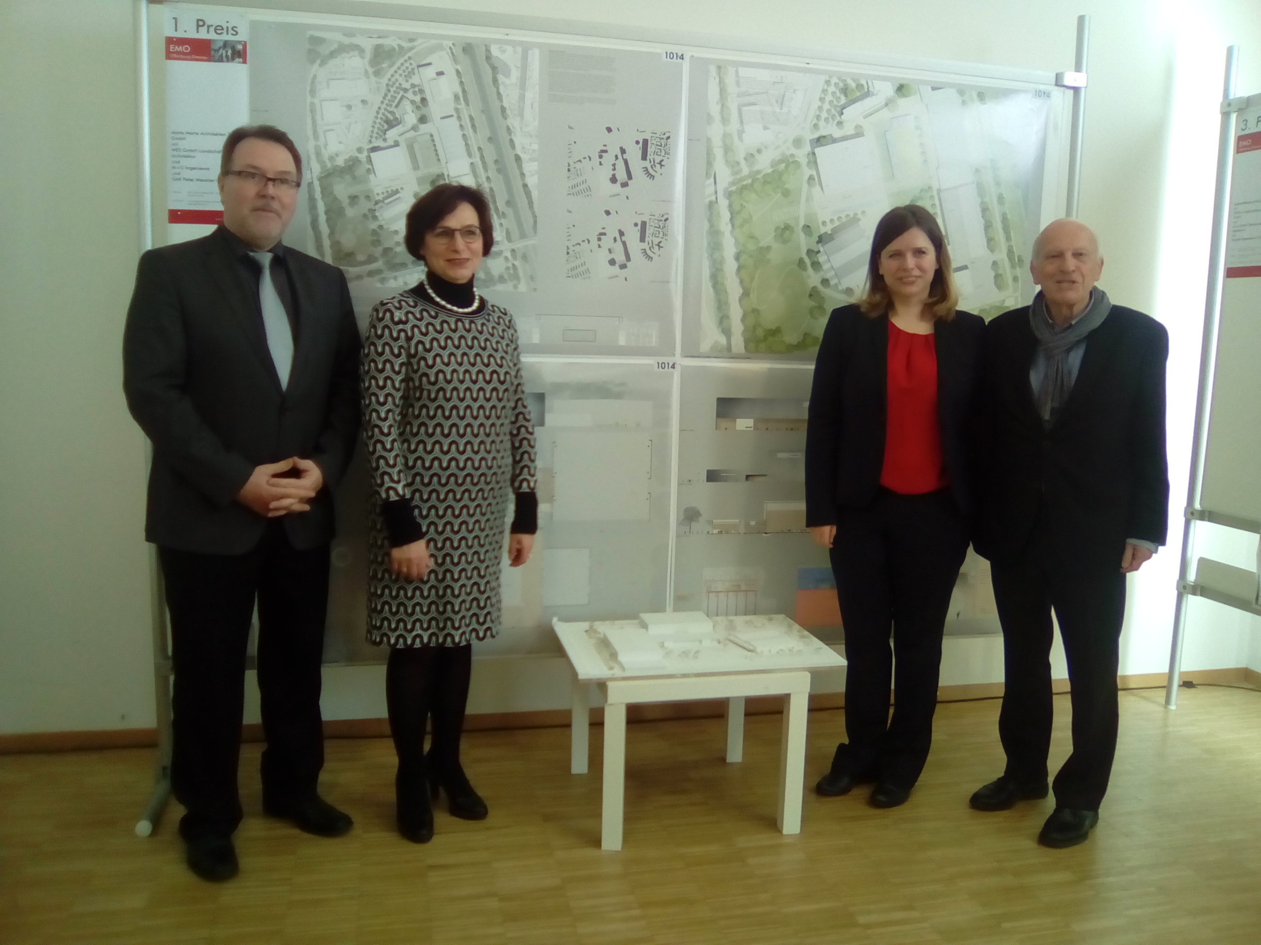 Stellten das Ergebnis des Architektenwettberwerbs vor: Hans-Peter Kopp (v. l.), Edith Schreiner, Sandra Kircher, Dr. Eckart Rosenberger. Wettbewerbsarbeiten können am Donnerstag, 8. März, von 10 bis 12 Uhr im Anbau der Halle 1 besichtig werden.