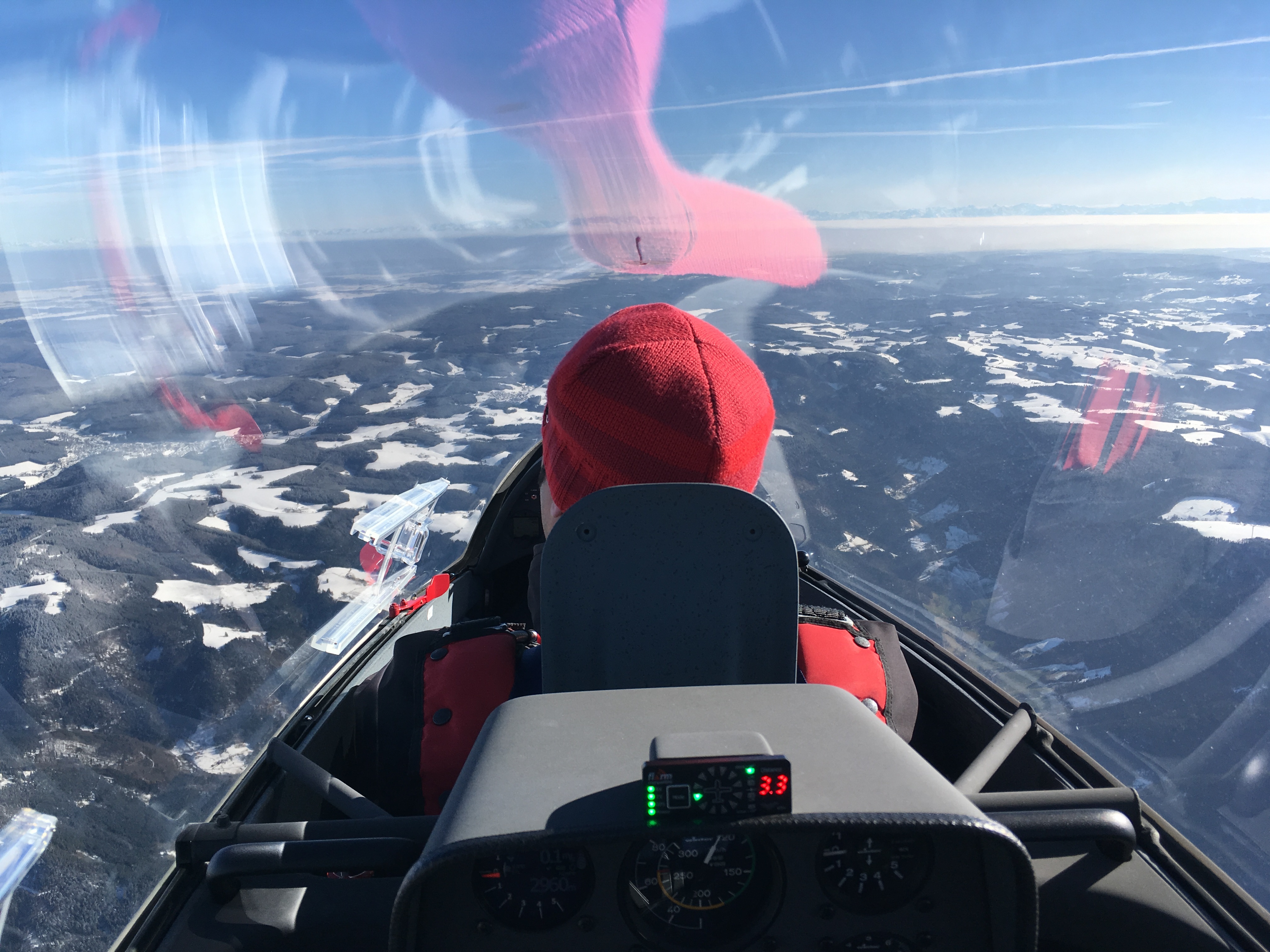 Joachim Treier fliegt Richtung Feldburg im Hintergrund Alpen.