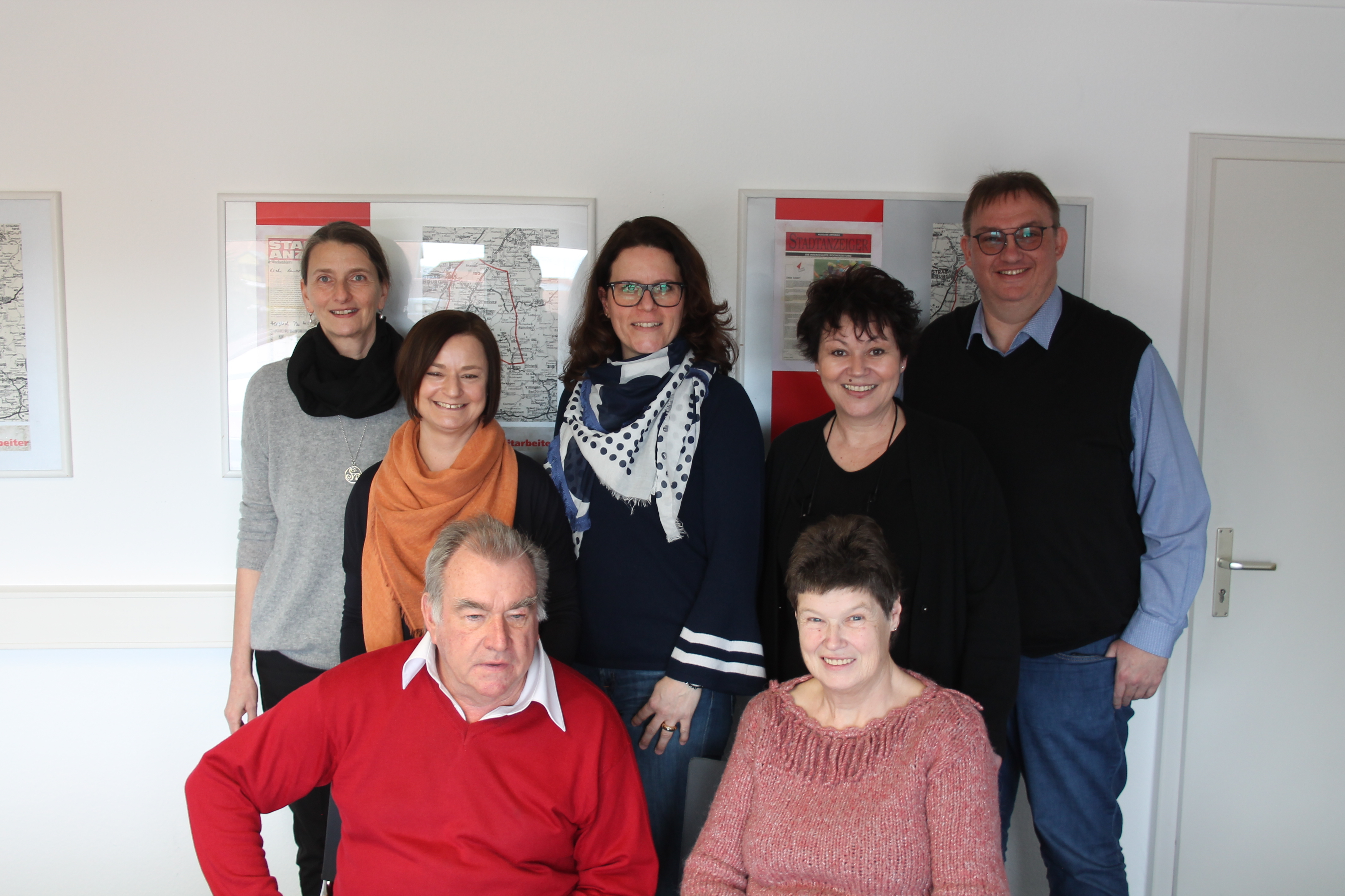 Gewinnerin Ingrid Maier (sitzend r.) und Wolfgang Wagner (l.) nahmen an der Redaktionskonferenz teil, stehend im Hintergrund: Christina Großheim, Redaktion Kehl, Daniela Santo, Redaktion Lahr, Verlegerin Isabel Obleser, Chefredakteurin Anne-Marie Glaser und Redakteur Daniel Hengst.