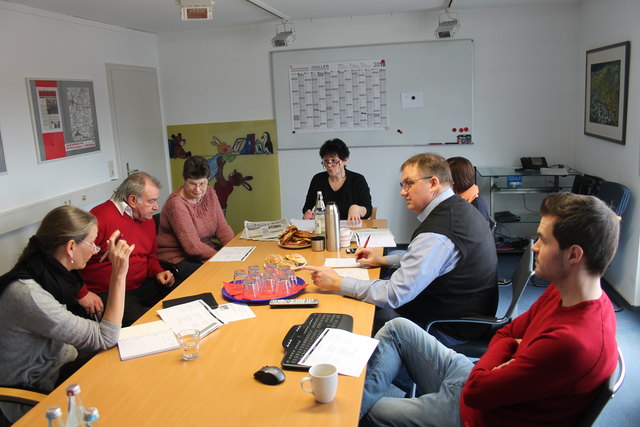 Es wird intensiv in der Konferenz diskutiert. Ebenfalls Redaktionsmitglied ist  Community &amp; Social Media Manager Stefan Mild (rechts).  | Foto: Isabel Obleser
