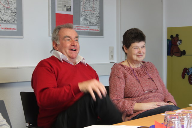 Bei der großen Verlosung anlässlich 20 Jahre Guller gab es 20 Preise zu gewinnen, die man so nicht kaufen kann. Ein Gewinner durfte mit Begleitung an einer Redaktionskonferenz teilnehmen. Gewinnerin Ingrid Maier und Wolfgang Wagner und nutzen die Gelegenheit, um sich dort mit vielen eigenen Ideen einzubringen.  | Foto: Isabel Obleser