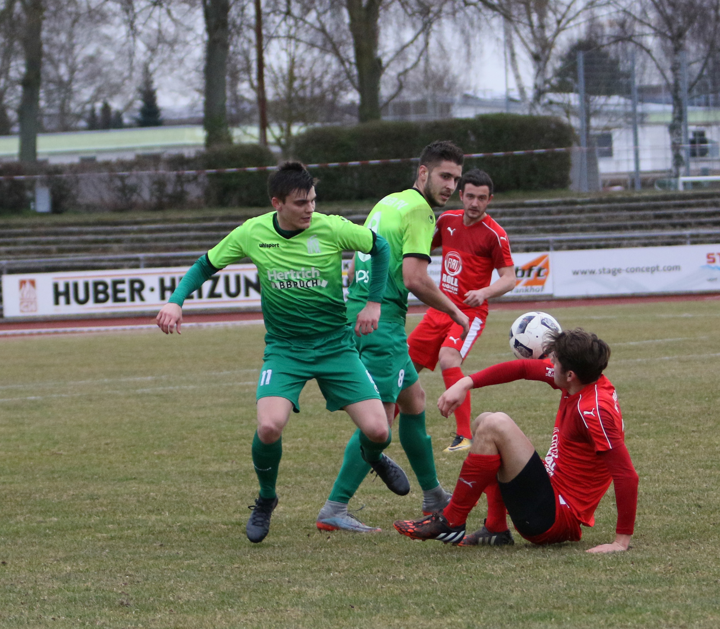 Der Kehler FV (grünes Trikot) verlor gestern im Rheinstadion gegen den FC Auggen mit 1:2.
