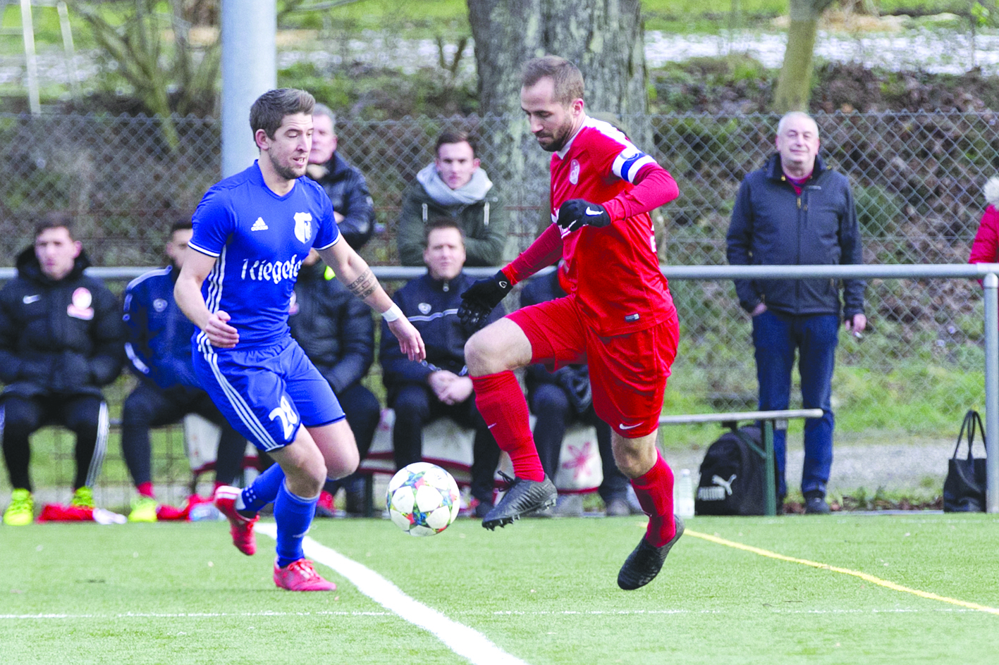 Der Offenburger FV (rotes Trikot) geht heute Nachmittag beim Auswärtsspiel in Mörsch als Favorit in die Begegnung.