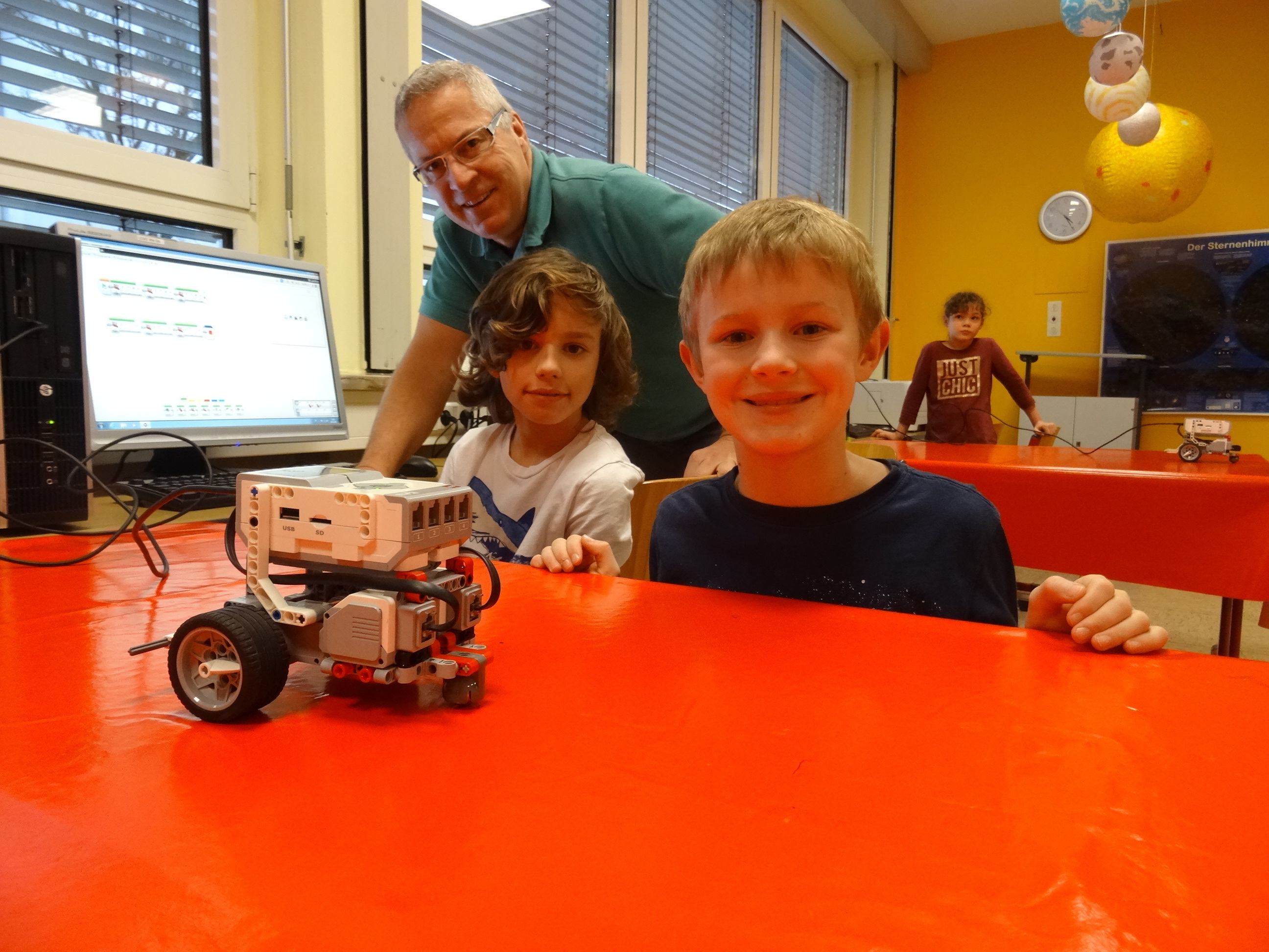 Dozent für den Kurs „Mindstorm Roboter programmieren“ ist Klaus Lackner.