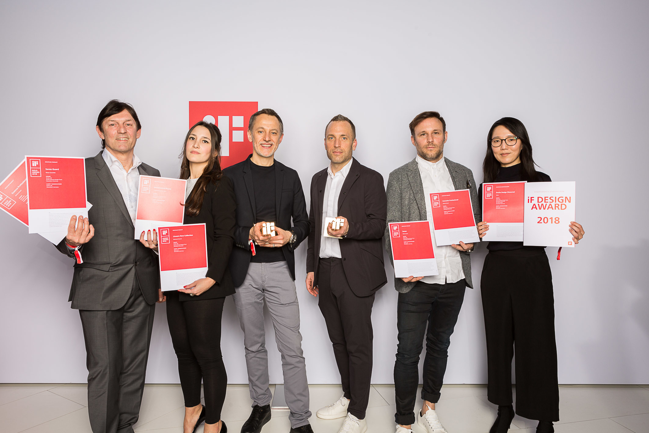 Großer Erfolg für Grohe: Beim "iF Design Award 2018" erhält das Grohe Design Team sieben Awards, darunter zwei "iF Design Awards" in Gold, hier in den Händen von Paul Flowers, Chief Design Officer, "Lixil Water Technology" und Michael Seum, Vice President Design von Grobe (dritter und vierter von links).