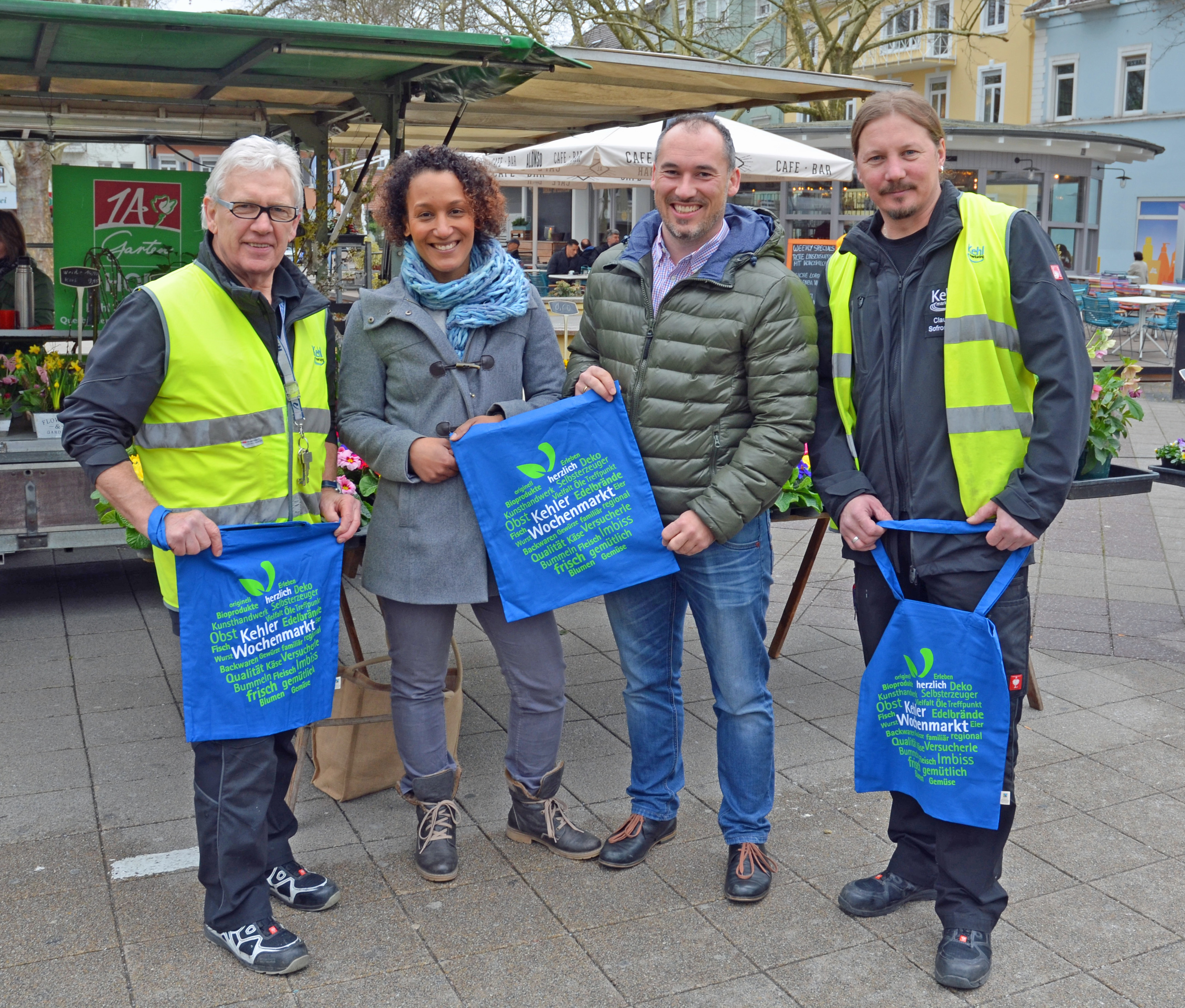 Marktmeister Klaus Scheuer, die städtische Umweltreferentin Ann-Margret Amui-Vedel, Volker Lorenz von der Kehl Marketing GmbH und Marktmeister Claudiu Sofronescu rufen mit den Fairtrade-Einkaufstaschen zu einem bewussteren Umgang mit Plastiktüten auf (v. l.).
