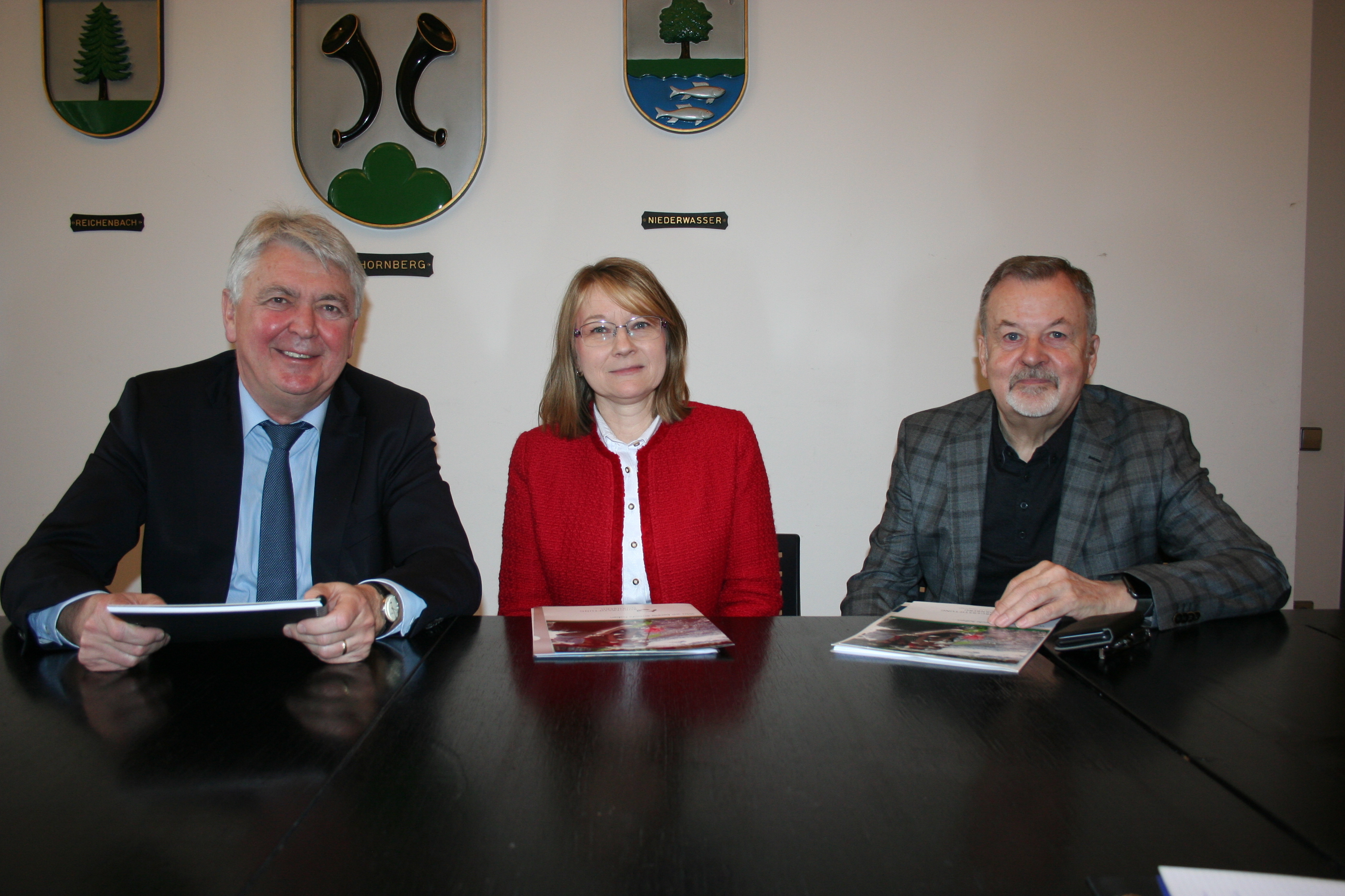 Der Vorstandsvorsitzende der Bürgerstiftung Hornberg, Franz Kook (von rechts), Andrea Wimmer und Kuratoriumsvorsitzender Siegfried Scheffold informierten über den Stand der Bürgerstiftung.