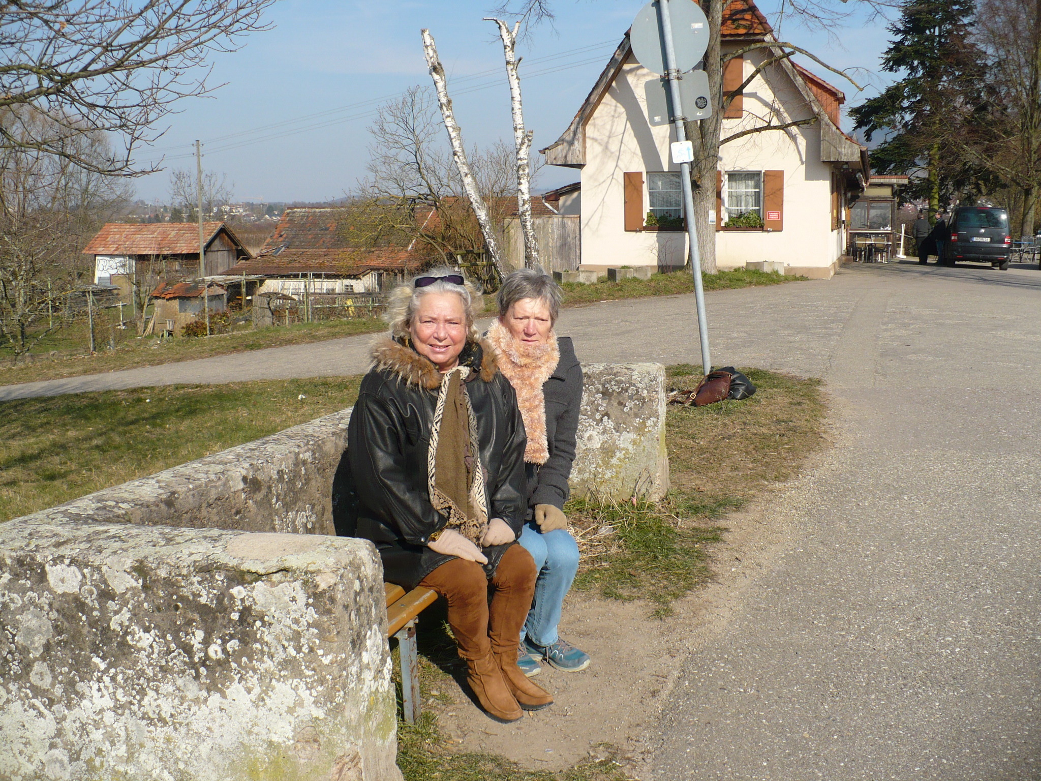 Nur ein Foto erinnert sie noch an das alte Bänkle: Renate Klotzbach (links) und Christel Weber sind gerne an der Kinzig.