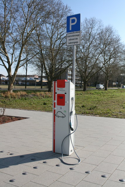 Eine Ladestation für Elektrofahrzeuge ist nur eines von vielen Projekten zur Nachhaltigkeit des neuen Wohngebietes. | Foto: gro