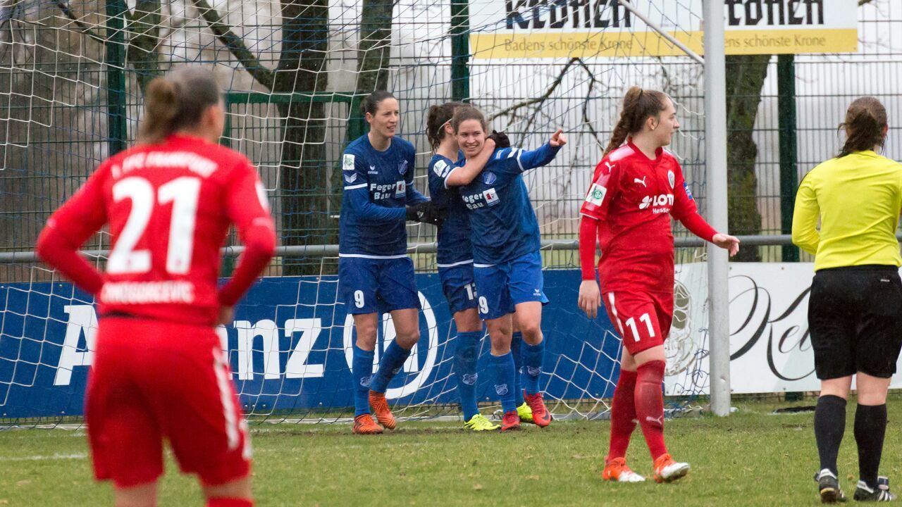 Die Sander Spielerinnen bejubeln den Ausgleichstreffer am Mittwochabend gegen den 1. FFC Frankfurt.