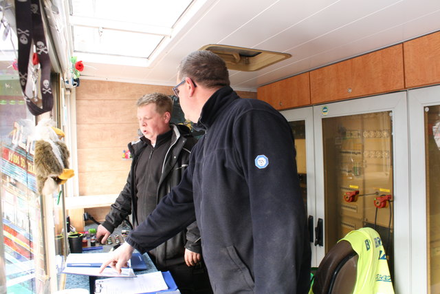 Ralf Speck (rechts) und Timo Zöllner vom "Breakdance" beim Sicherheitcheck | Foto: Christina Großheim