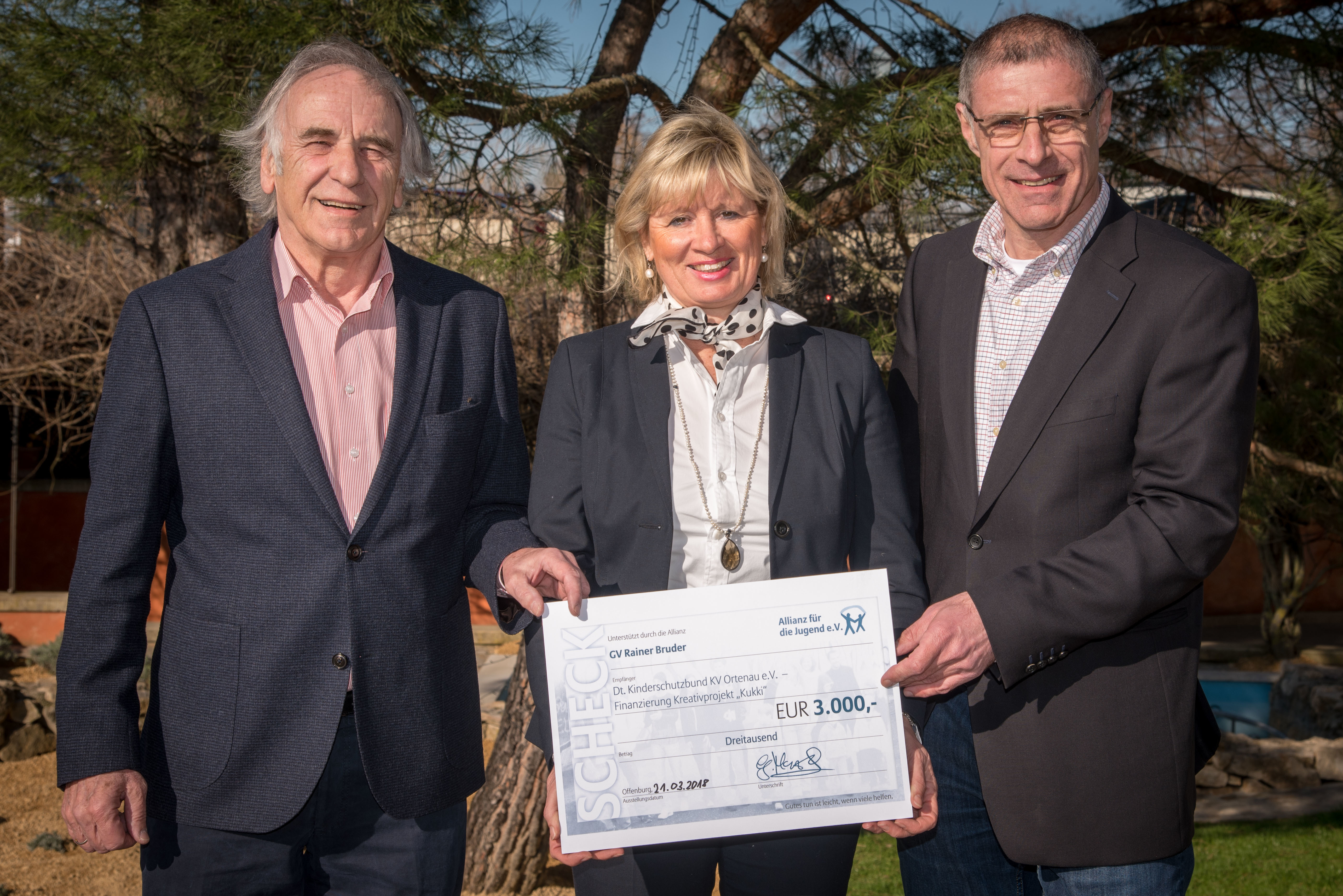 Das Foto zeigt Rainer Bruder, Mauritia Mack und Rainer Hagenbucher, Vorsitzender des Vereins Allianz für die Jugend (v. l.) bei der Scheckübergabe.