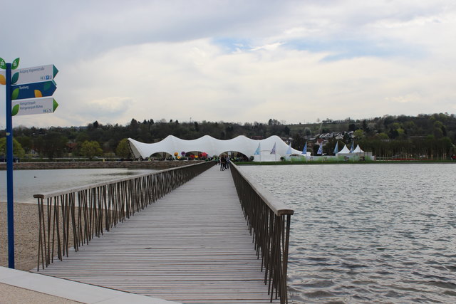 Über den Steg geht es zur Bühne im Seepark. | Foto: ds