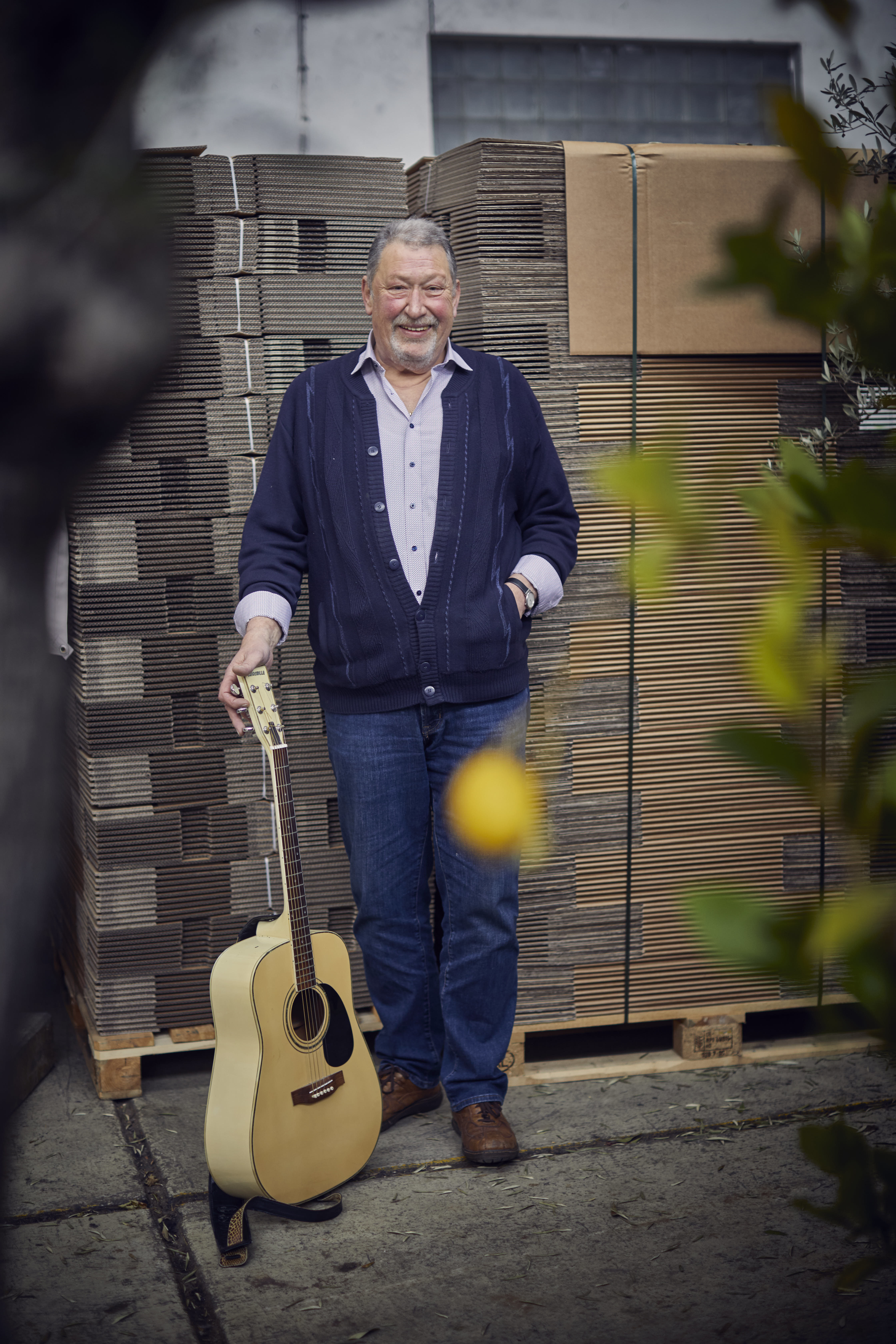 Ob Umzugskartons oder Gitarre: Peter Ganatz ist mit Leib und Seele dabei.