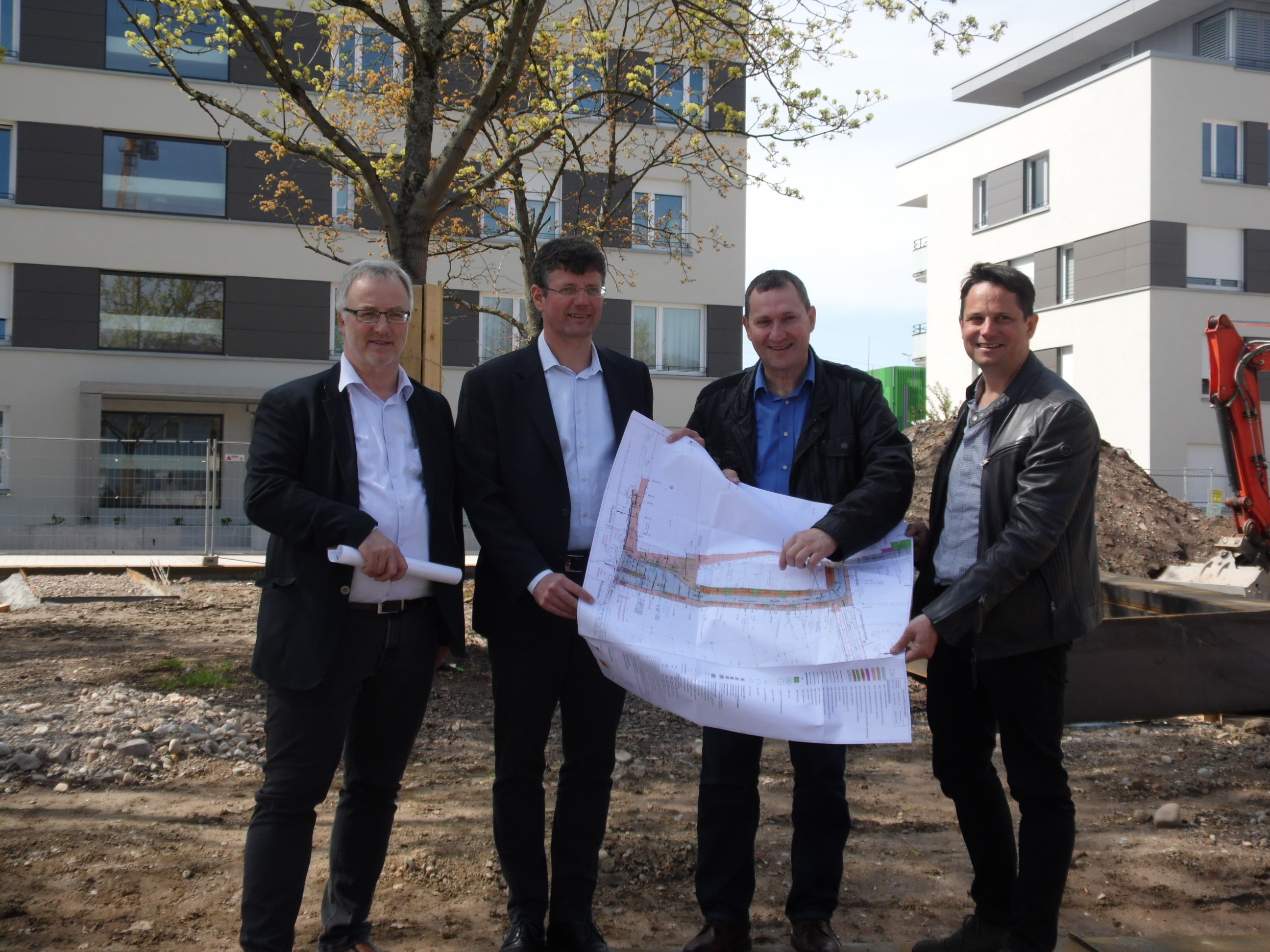 Von links: Erwin Drixler, Fachbereichsleiter Bauservice, Baubürgermeister Oliver Martini, Bernhard Mußler, Abteilungsleiter Straßen und Brücken, Philip Denkinger, Projektleiter Grün und Umwelt