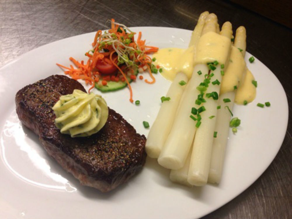 Ein Rumpsteak mit Kräuterbutter ist ein perfekter Begleiter zu frischem Spargel.