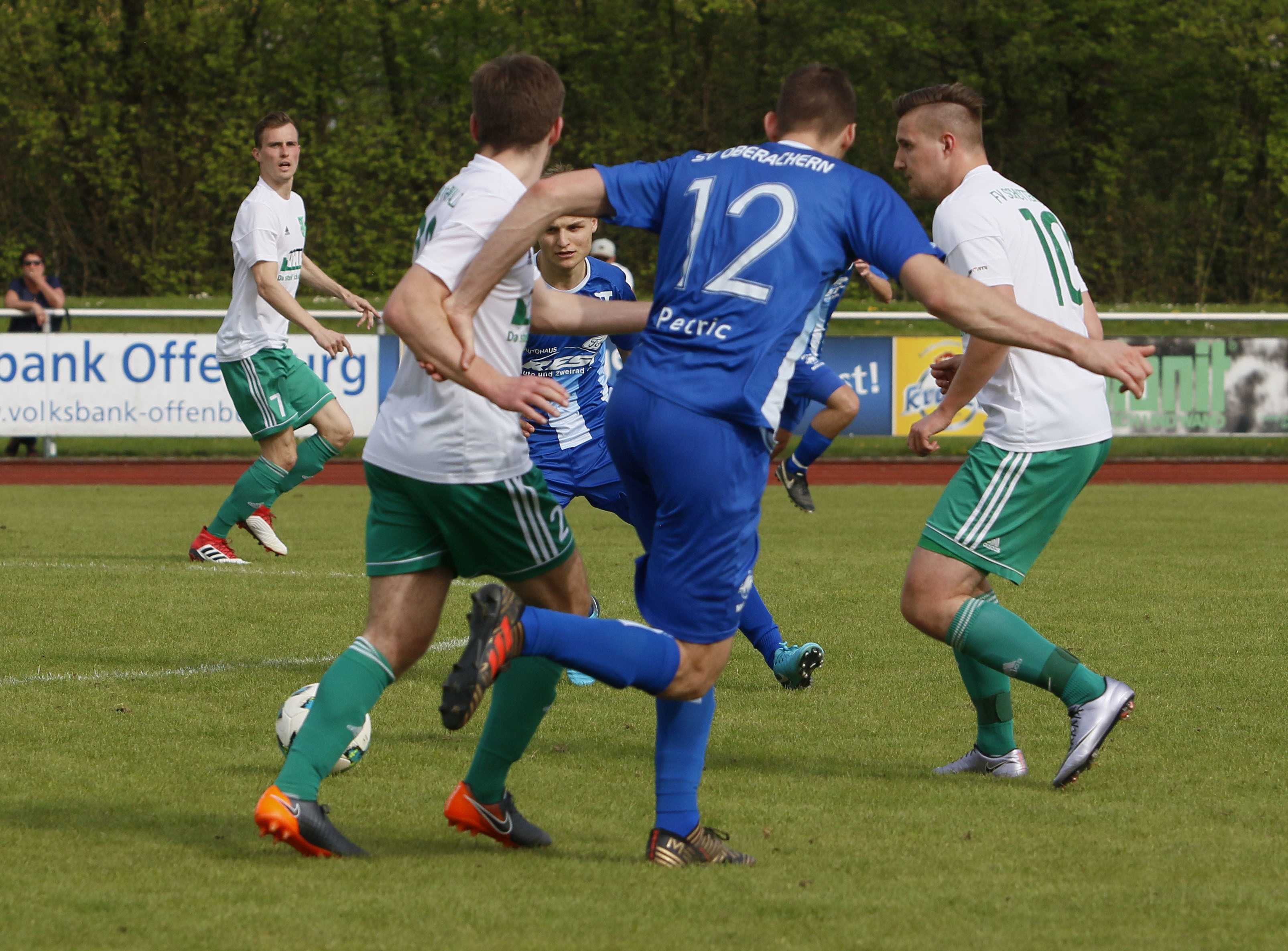 Der FV Schutterwald (weißes Trikot) behielt seine "weiße Weste" im Waldstadion und gewann gegen Oberachern II.