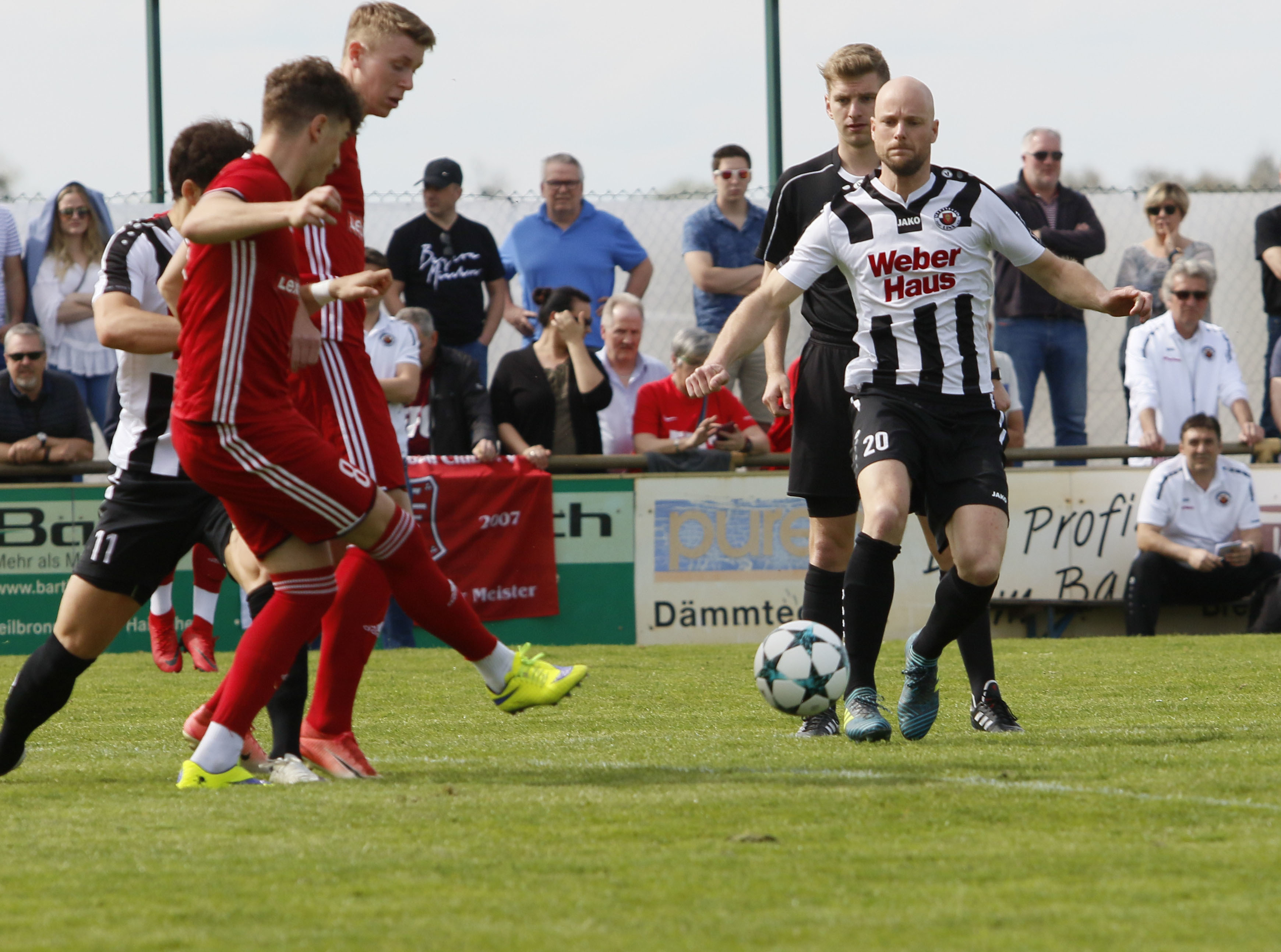 Im Top-Spiel der Verbandsliga zwischen dem SV Linx (weißes Trikot) und dem Freiburger FC gab es keinen Sieger.