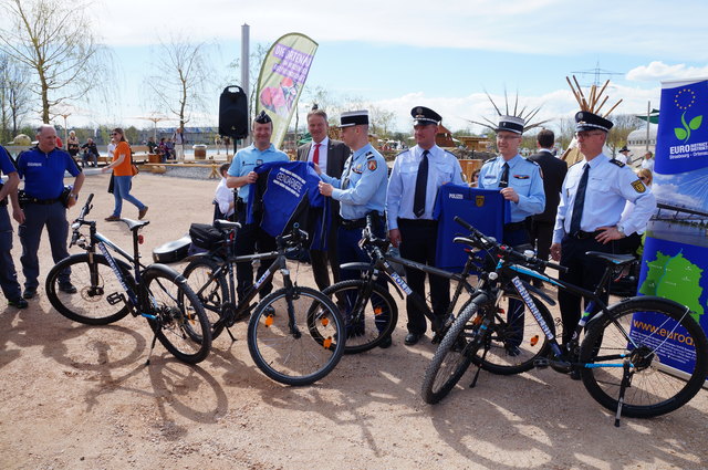 Nach Kehl-Straßburg und Offenburg-Straßburg wurde die deutschfranzösische Fahrradstreife im Eurodistrikt anlässlich der Landesgartenschau in Lahr um eine neue Partnerschaft zwischen der Polizei Lahr und der Compagnie de Gendarmerie de Sélestat erweitert. Aus diesem Anlass überreichte Eurodistriktpräsident Frank Scherer (2. v. l.) 13 neue Uniformen an die Gendarmen und Lahrer Polizisten und integrierte diese somit offiziell in die seit 2013 existierende deutsch-französische Radstreife.  | Foto: Eurodistrikt
