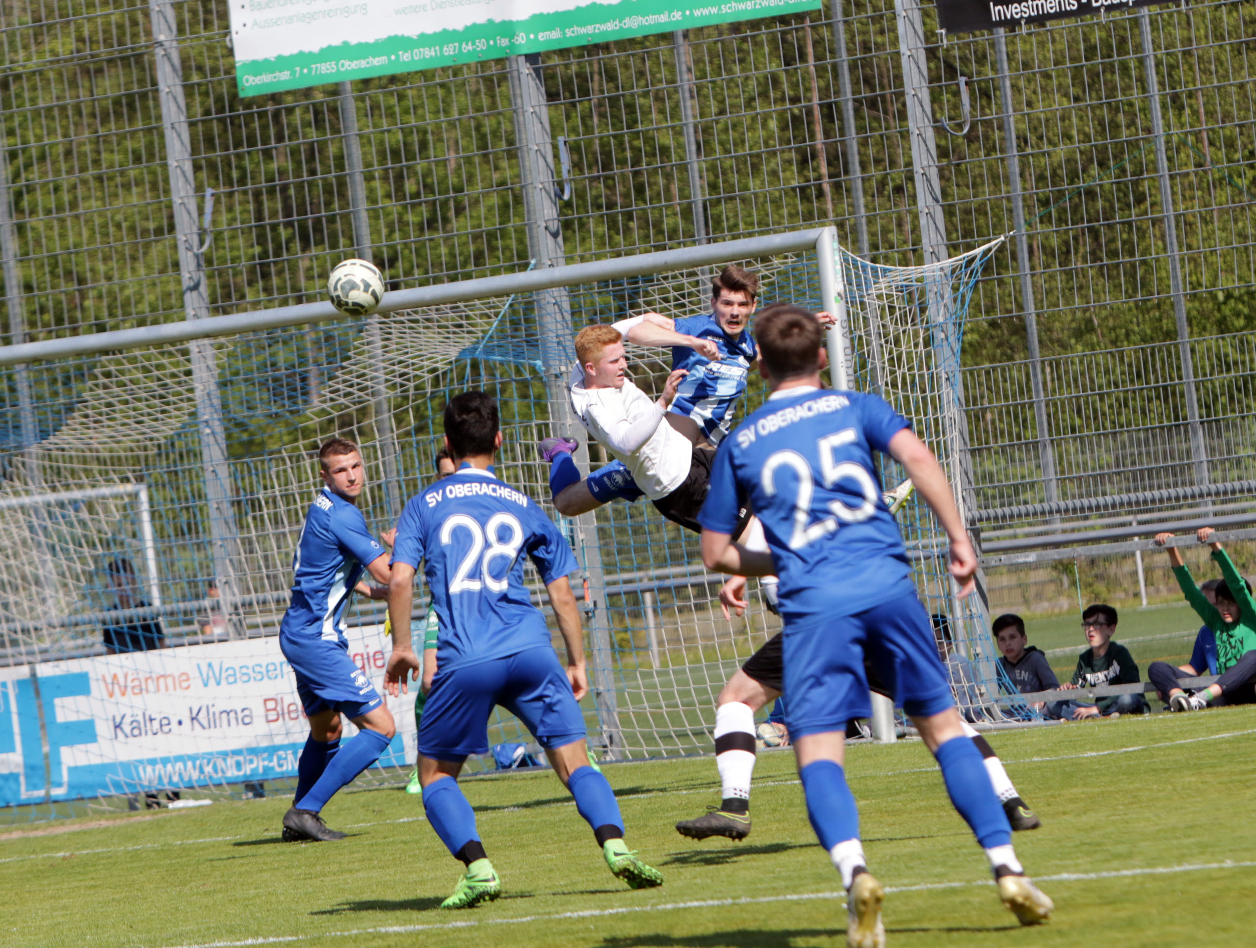 Die Abwehr des SV Oberachern (blaues Trikot) hatte in Weinheim Schwerstarbeit zu verrichten.