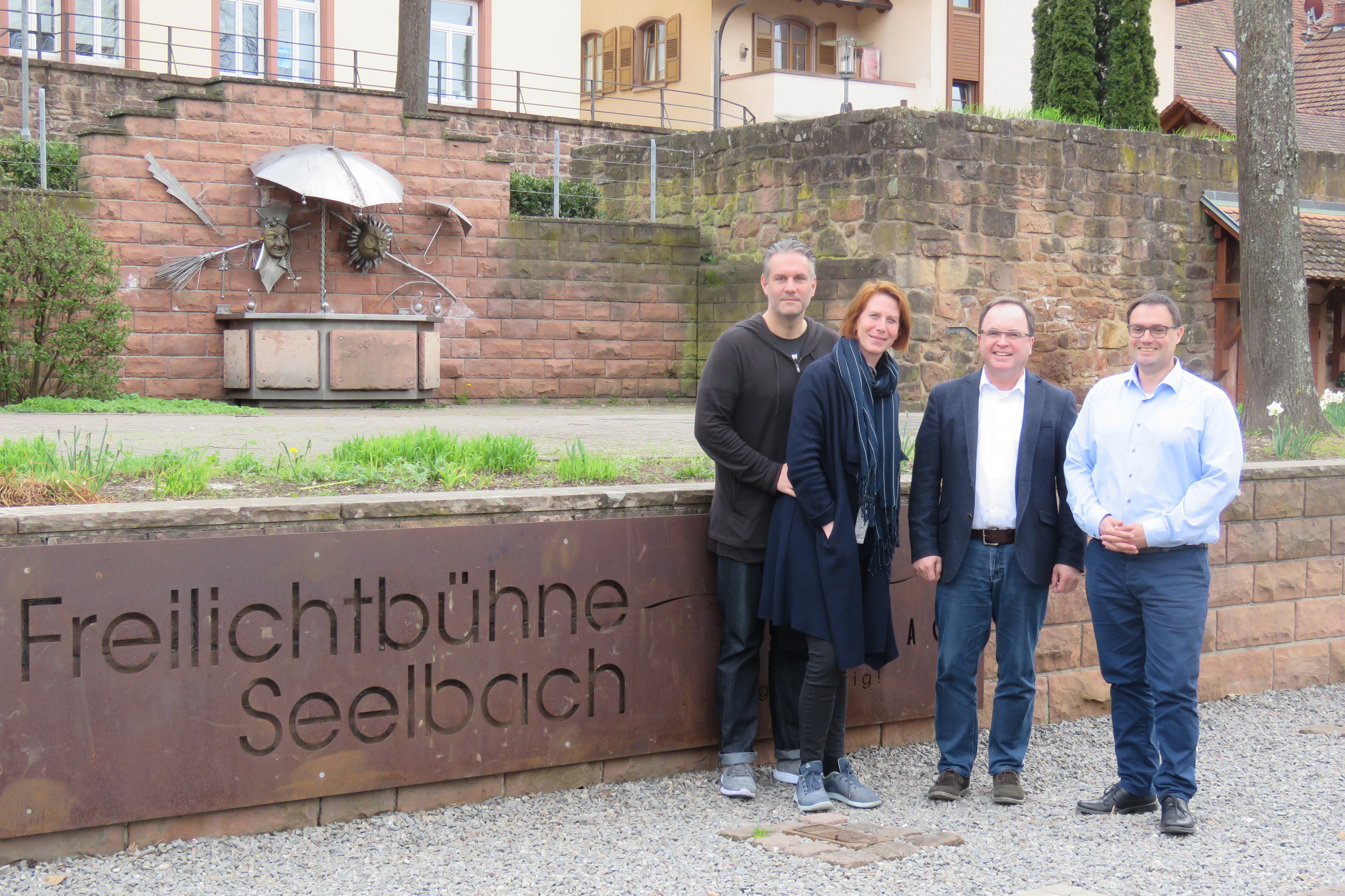 Freuen sich auf die 15. Seelbacher Freilichtspiele (v. l.): Christian Hauser, Katja Thost-Hauser, Bürgermeister Thomas Schäfer und Hauptamtsleiter Siegfried Kohlmann