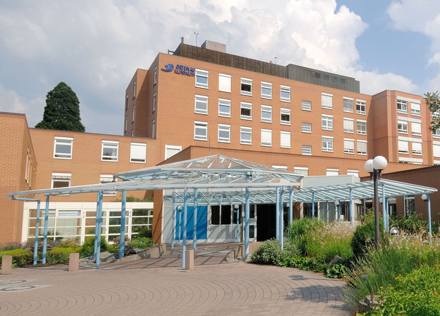 Standort Offenburg-Ebertplatz: künftig nach dem Gutachten eine Klinik mit "Maximalversorgung im Zentrum des Landkreises" durch zusätzliche und Ausbau bestehender Angebote in einem Neubau im nördlichen Bereich der Offenburger Gemarkung. Nach der Schließung des Standorts Kehl käme beispielsweise die Orthopädie nach Offenburg im Falle von drei Standorten. Gäbe es vier Standorte mit Achern, wanderte die Orthopädie nach Achern. Statt der bisher vorhandenen 736 Betten (mit Josefsklinik) würden langfristig 1.070 Betten benötigt.